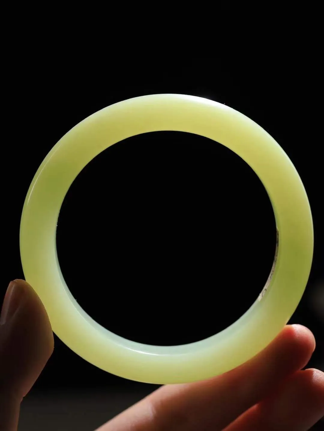 （冬日暖阳.手镯）

精品️和田玉黄口手镯 质地油润，大气雅致，清风明月潺潺，浮浮洗尽铅华随于心，净于念……重73.7克  尺寸60-13.9-9.9mm fDA-99120374