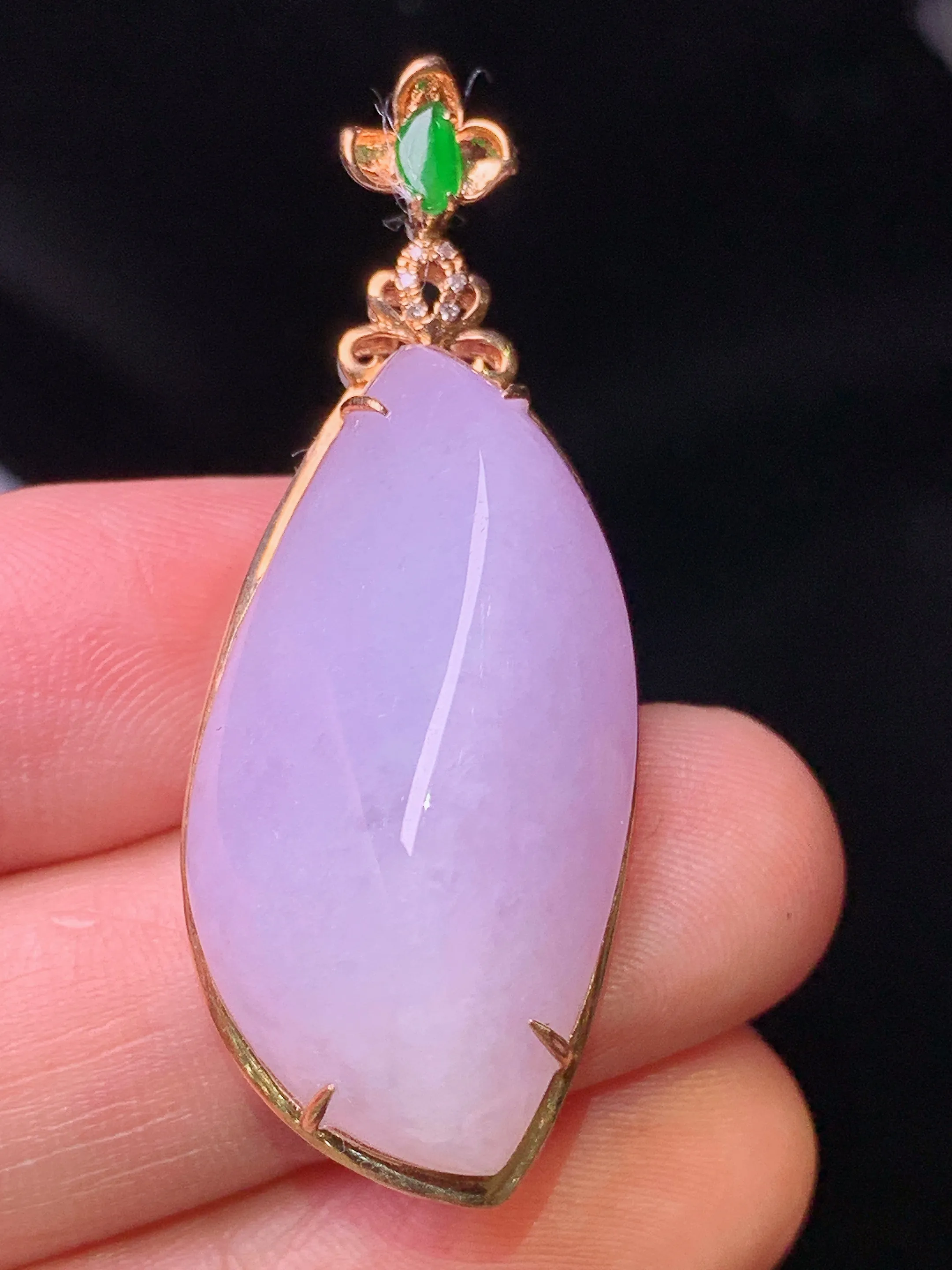 18k金钻镶嵌紫罗兰随形吊坠 玉质细腻 色泽清新艳丽 整体尺寸43*17.2*11.5
