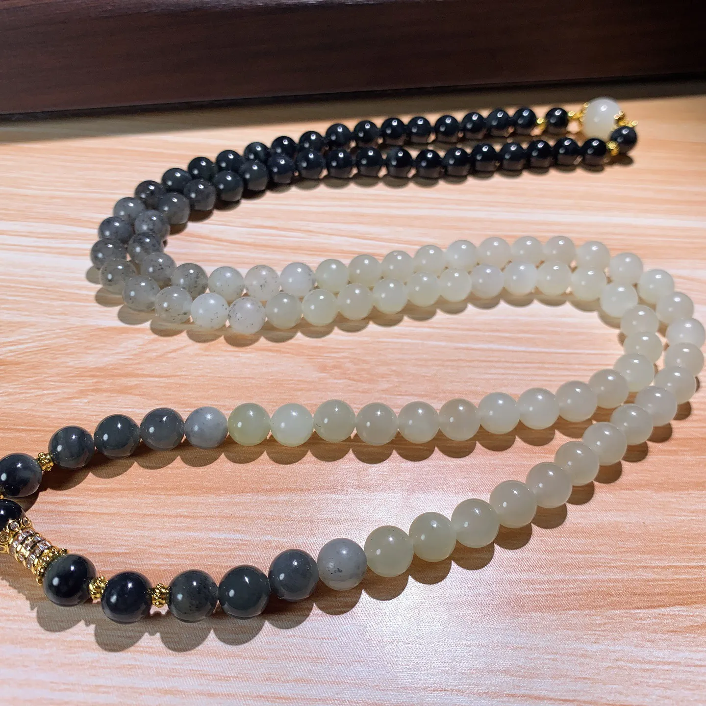 新疆和田玉籽料青花108佛珠项链。单颗尺寸8！玉质细腻油润。手推出油。佩戴高端典雅。lt251203