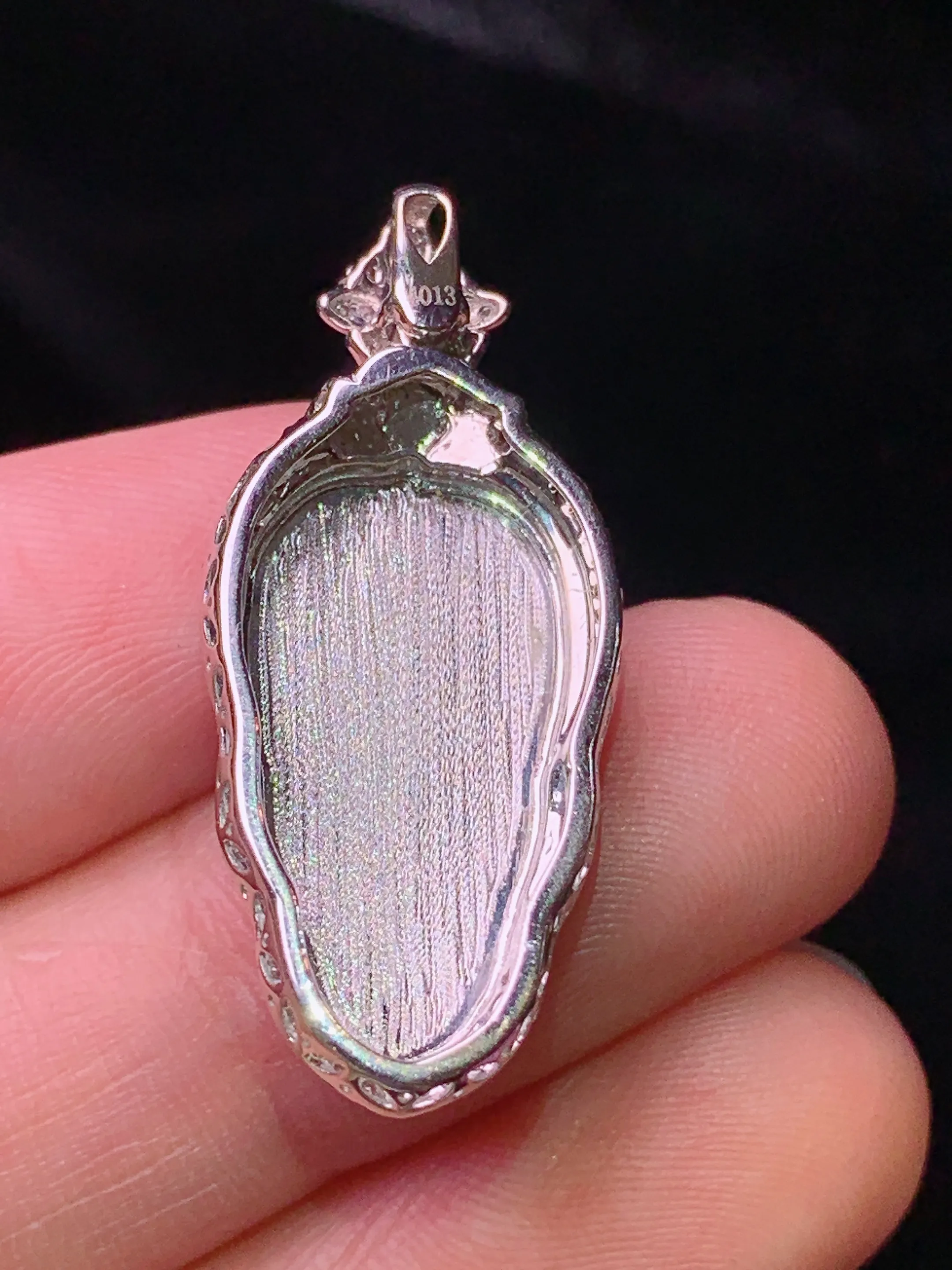 18k金钻镶嵌翠绿树叶吊坠 玉质细腻 色泽清新艳丽 整体尺寸31.5*13.8*6.8