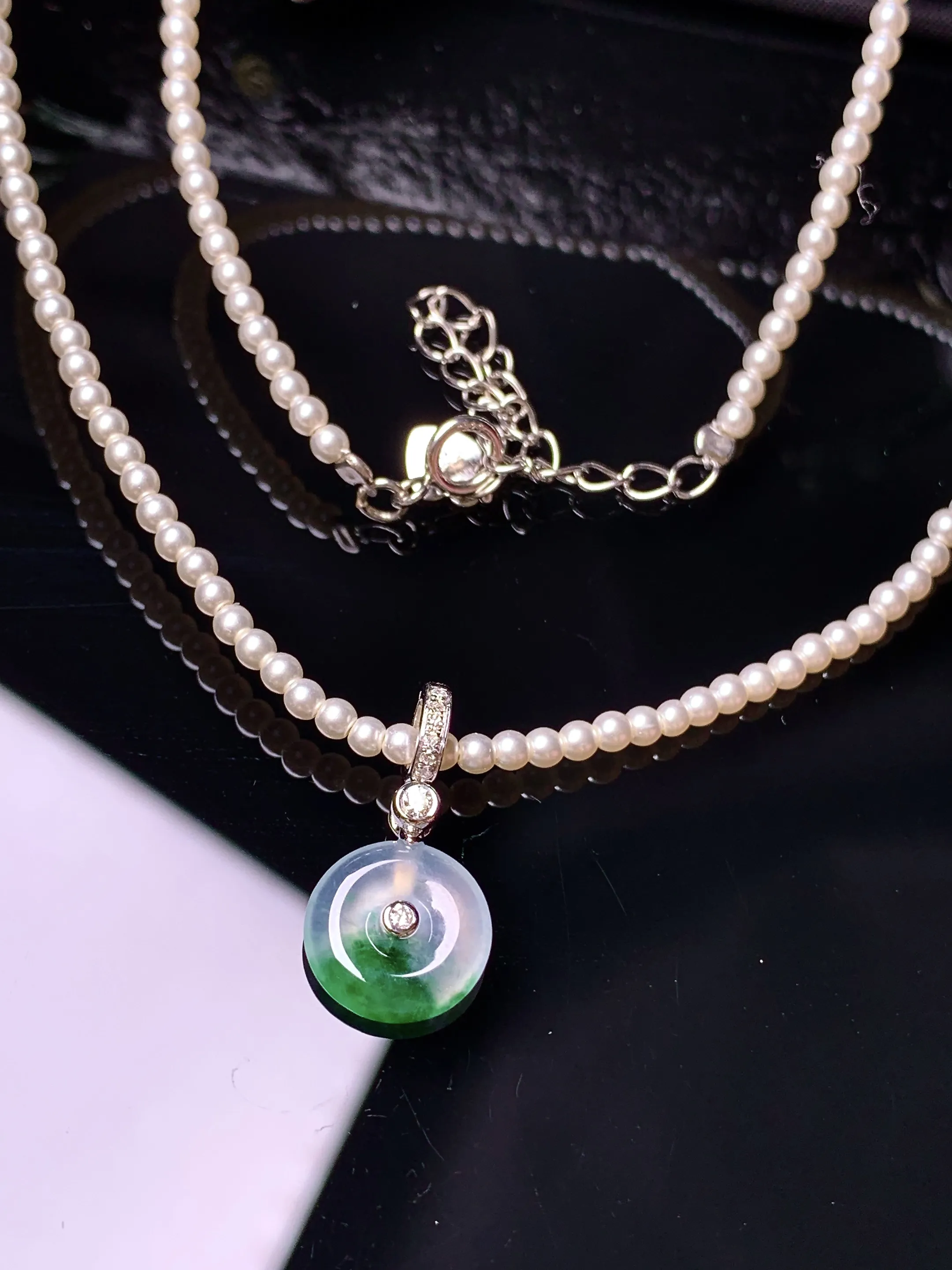 18k金钻镶嵌飘绿平安扣吊坠 玉质细腻 色泽清新艳丽 裸石尺寸9.7*3