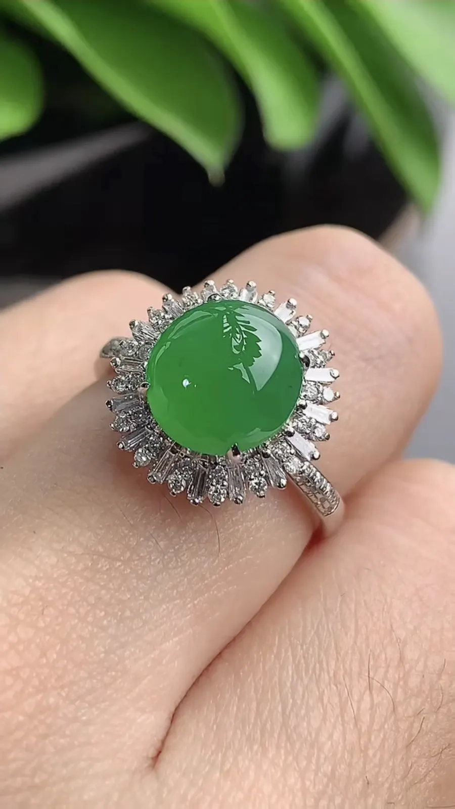 a货翡翠老坑冰种18K金伴钻镶嵌阳绿蛋面戒指 圈口17.4裸石尺寸9.4×8.5mm 重量3.72g 1203