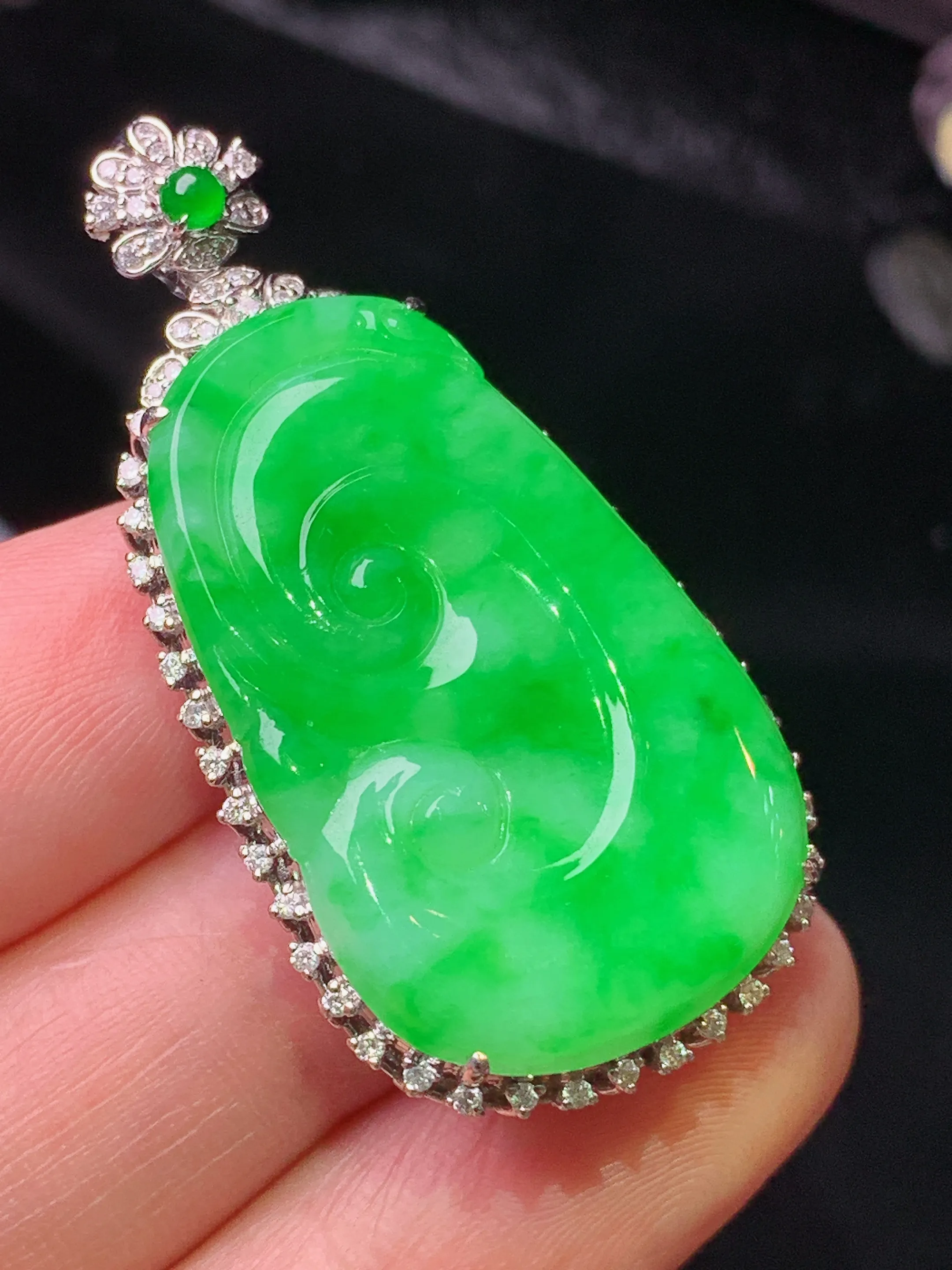 18k金钻镶嵌翠绿如意吊坠 玉质细腻 色泽清新艳丽 整体尺寸42.2*22*8.3