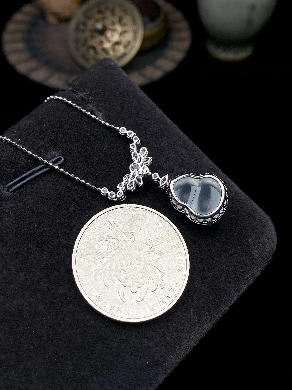 【冰种葫芦吊坠】质地细腻清爽，荧光感强烈，起刚光强烈，18K金钻镶嵌，裸石尺寸13.5*11.2*5.1毫米