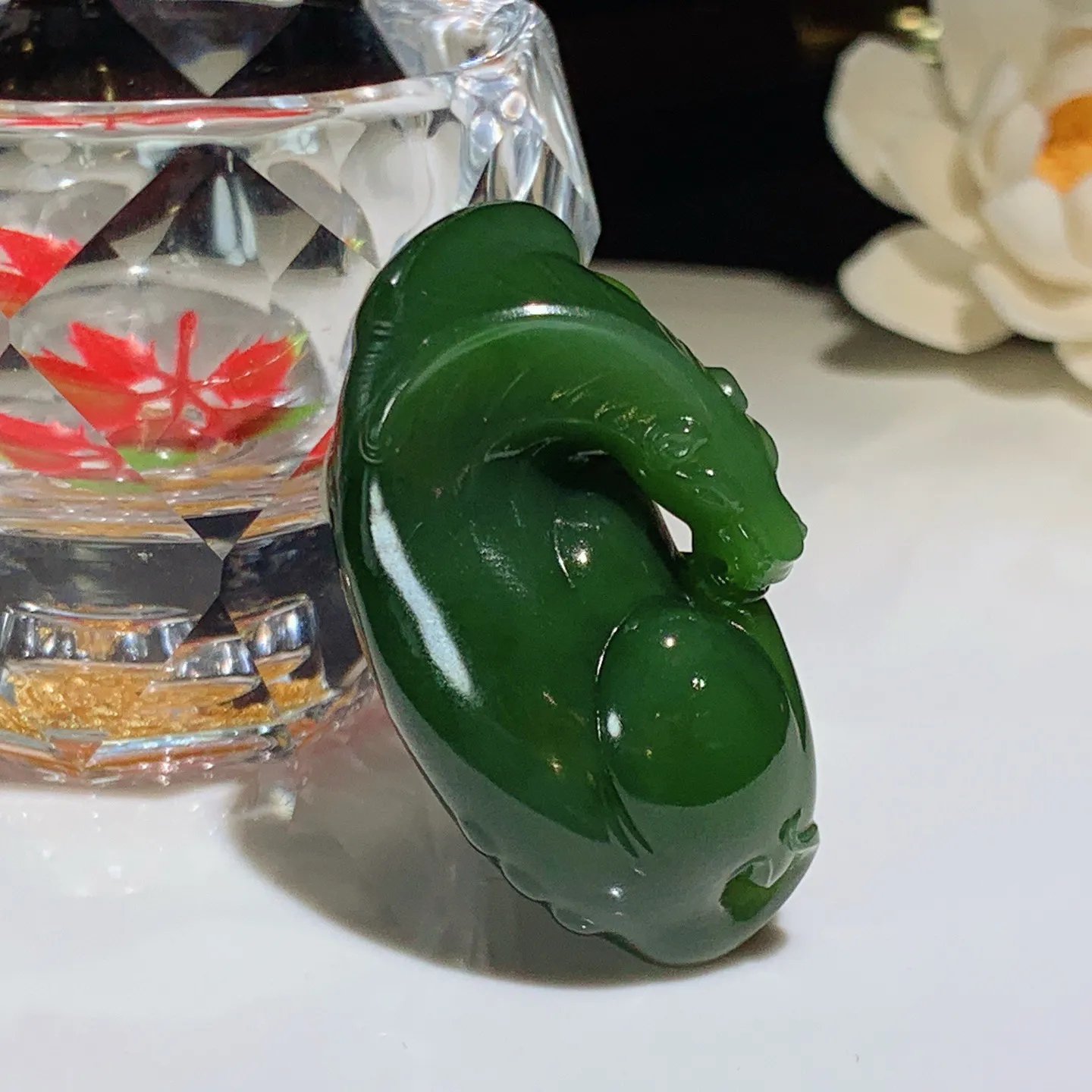 和田玉菠菜绿俄罗斯碧玉马到成功唐马挂件。尺寸48/25/19重33克。玉质细腻油润。手推出油。佩戴高端典雅。lt251203