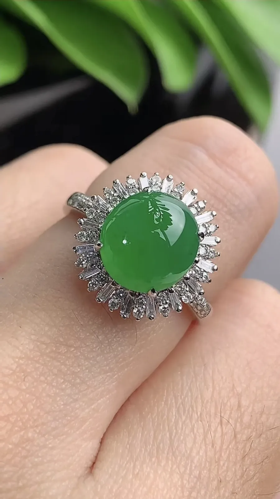 a货翡翠老坑冰种18K金伴钻镶嵌阳绿蛋面戒指 圈口17.4裸石尺寸9.4×8.5mm 重量3.72g 1203