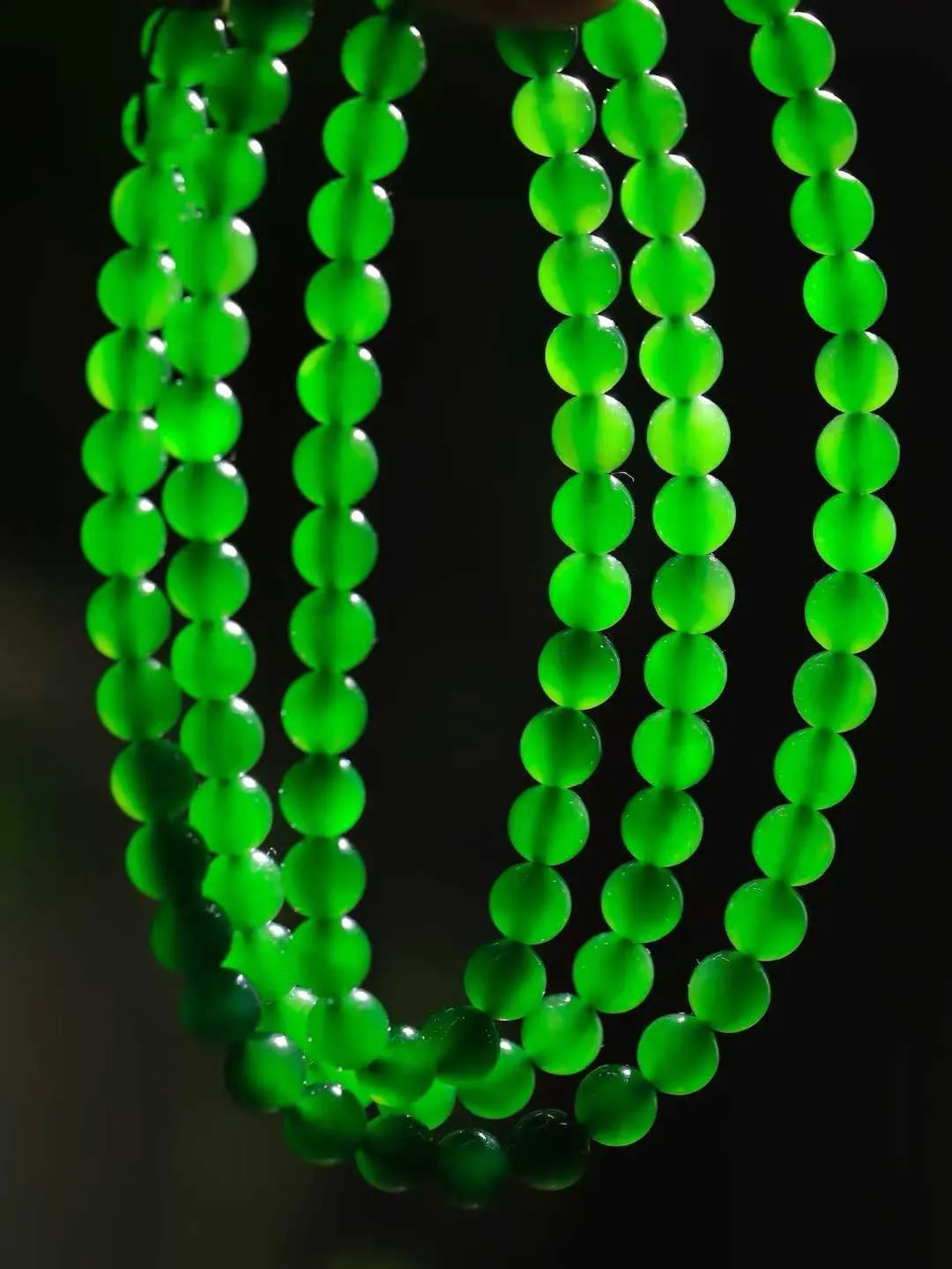 【珠圆玉润.项链】

精品和田玉碧玉珠圆玉润项链 玉质细腻油润 饱满光滑 质朴无华，悠远简单，人心境界远，百世修炼深，心灵常驻善意持，觉悟人生百世修。重38.6克 尺寸取一6mm  FDL-221102522