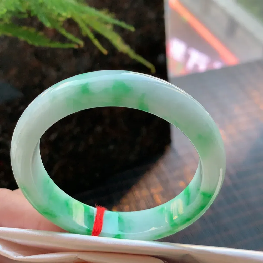 正圈冰糯阳绿 无瑕 尺寸:56.6/12.6/8.4 色好