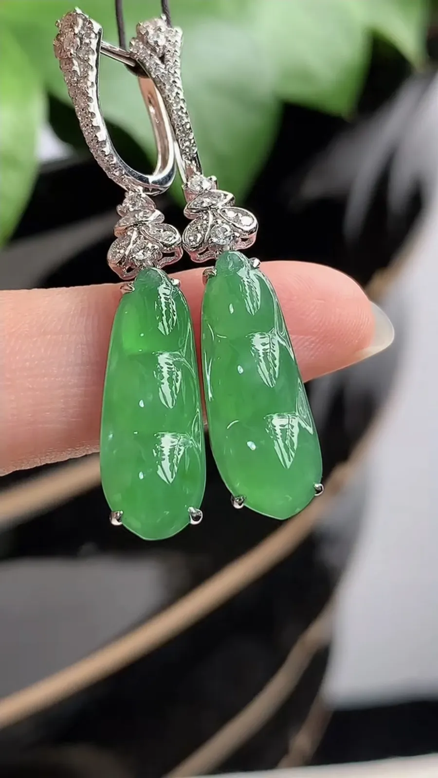 a货翡翠老坑冰种18K金伴钻镶嵌满绿四季豆福豆平安豆耳坠 尺寸18.5×7×4.4mm 重量4.70g 1204