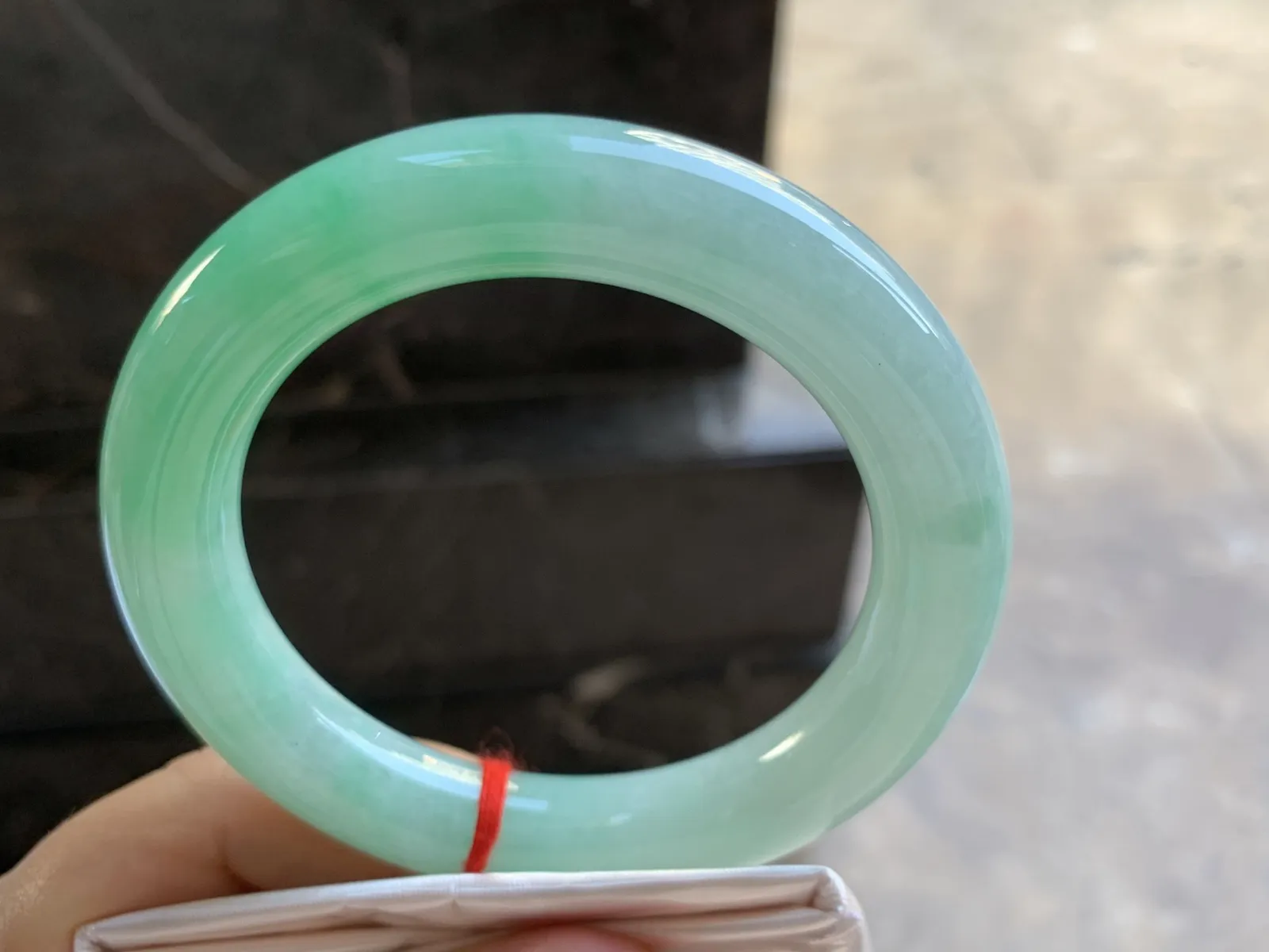 56.5-11.2mm
带色圆条手镯 底子细腻 颜色漂亮