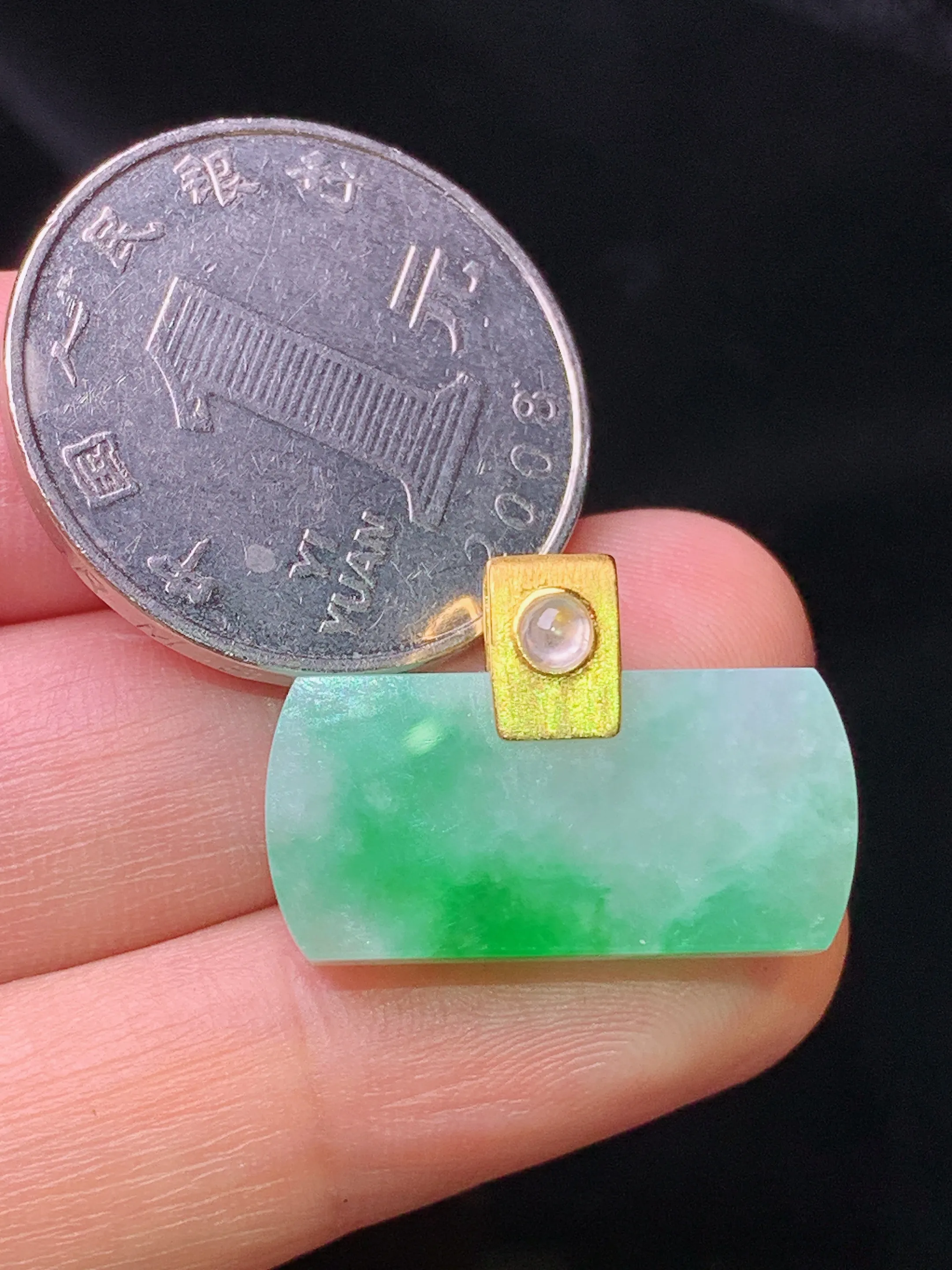 18k金镶嵌飘绿无事牌吊坠 玉质细腻 色泽清新艳丽 整体尺寸15.8*23*4.5