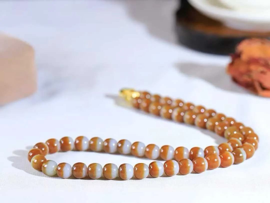 （老型珠.项链）

精品和田玉糖白玉老型珠项链 玉质温润细腻 佩戴舒适。间关莺语花底滑，一生美好时