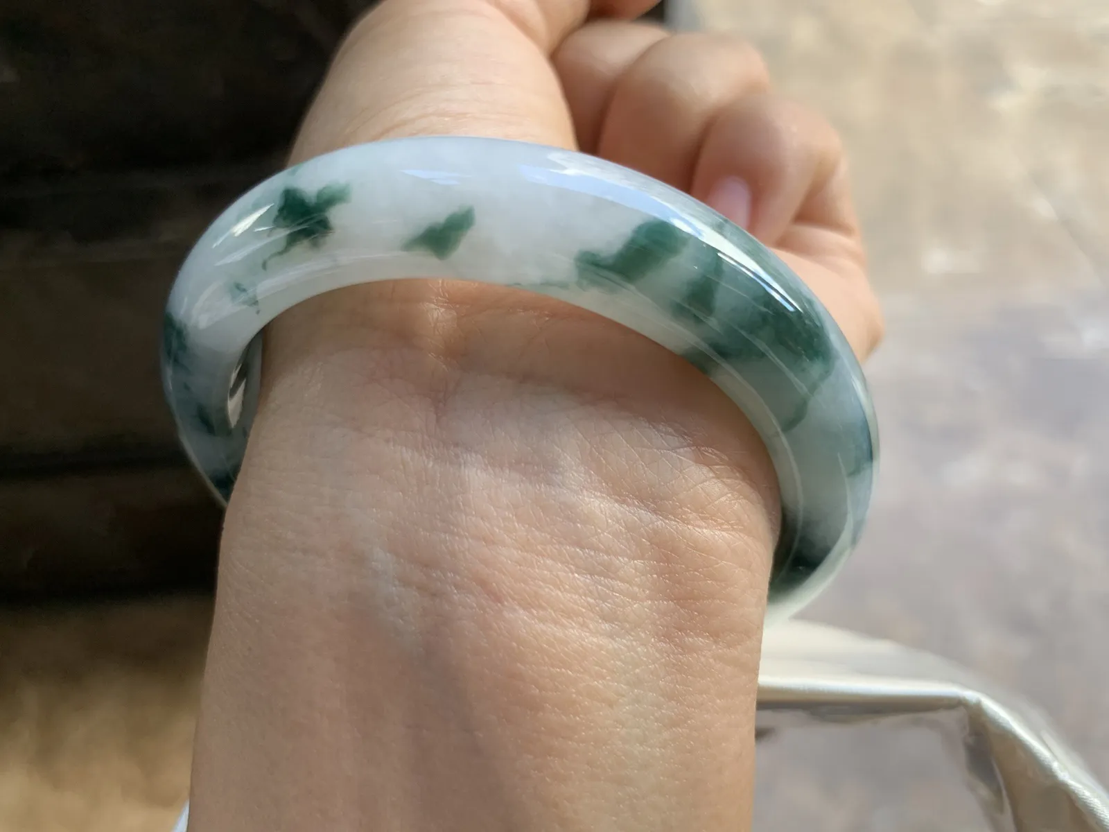 55-12.4-8.4mm
飘花手镯 底子细腻 花色浓郁