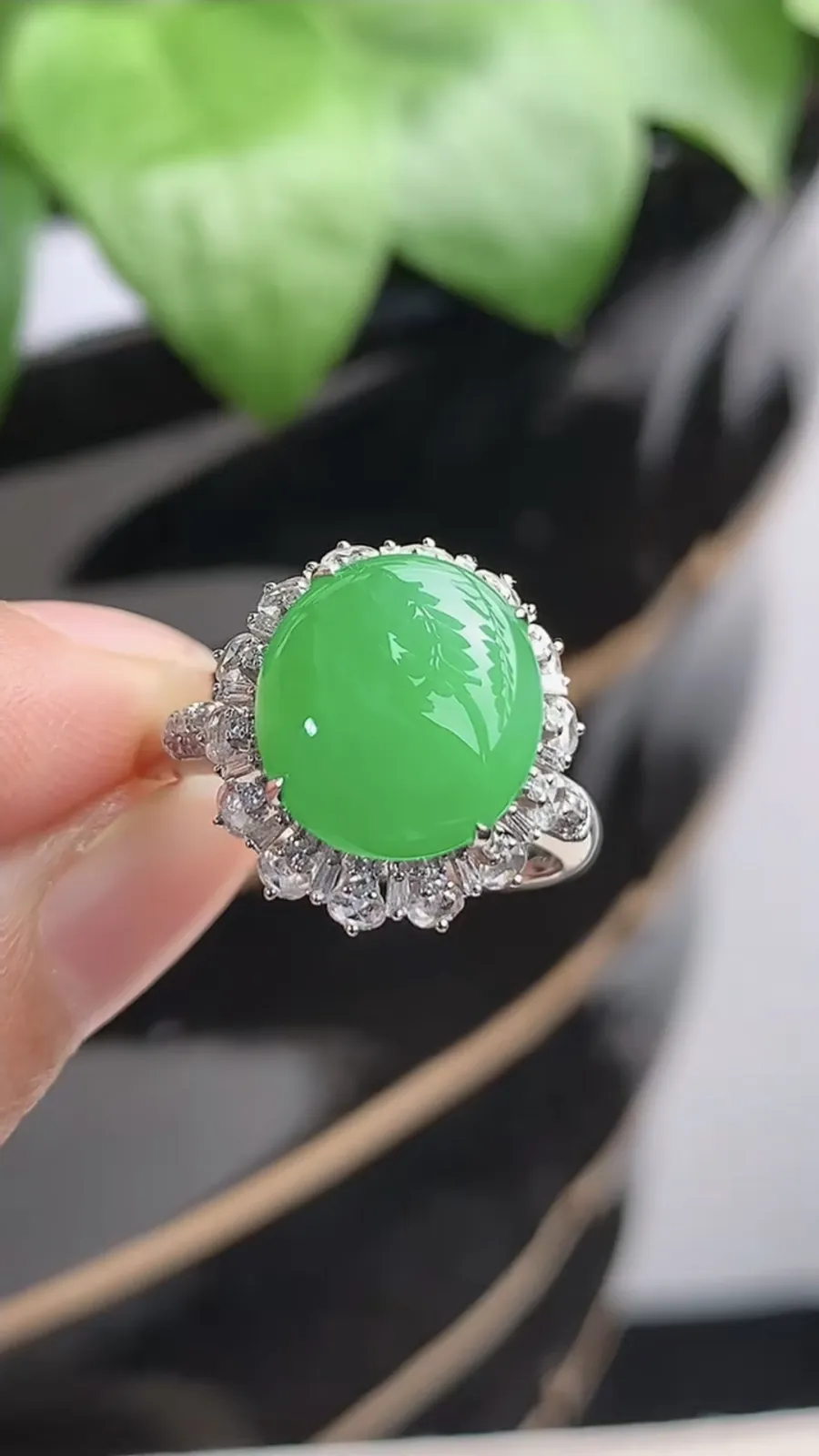 a货翡翠老坑冰种18K金伴钻镶嵌阳绿蛋面戒指 圈口17.6裸石尺寸11.5×10.5mm 重量3.82g 1204