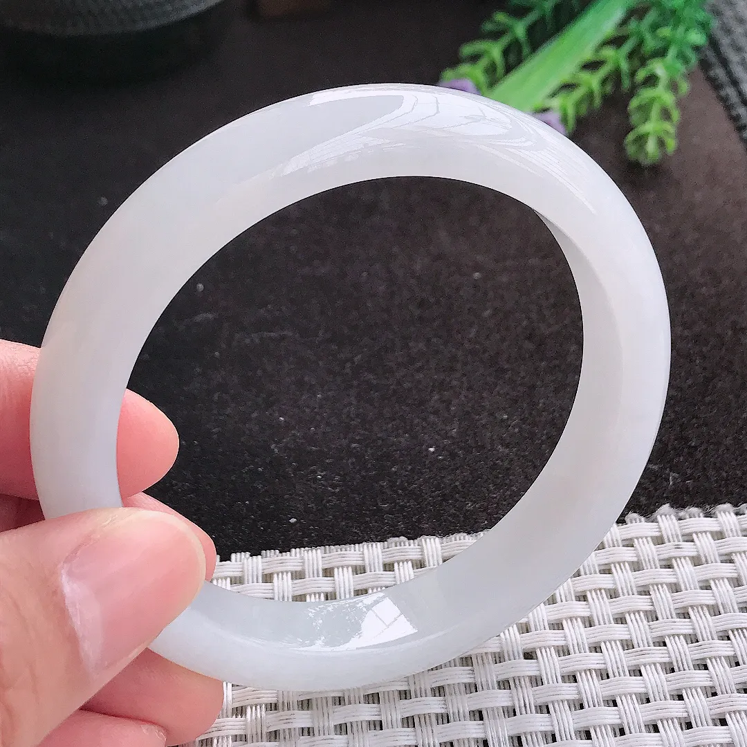 天然A货翡翠59/12/8.4老坑秀气冰润月光白手镯宽边玉镯