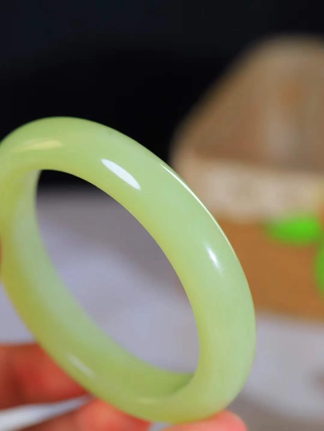 （冬日暖阳.手镯）

精品️和田玉黄口手镯 质地油润，大气雅致，清风明月潺潺，浮浮洗尽铅华随于心，净于念……重73.7克  尺寸60-13.9-9.9mm fDA-99120374