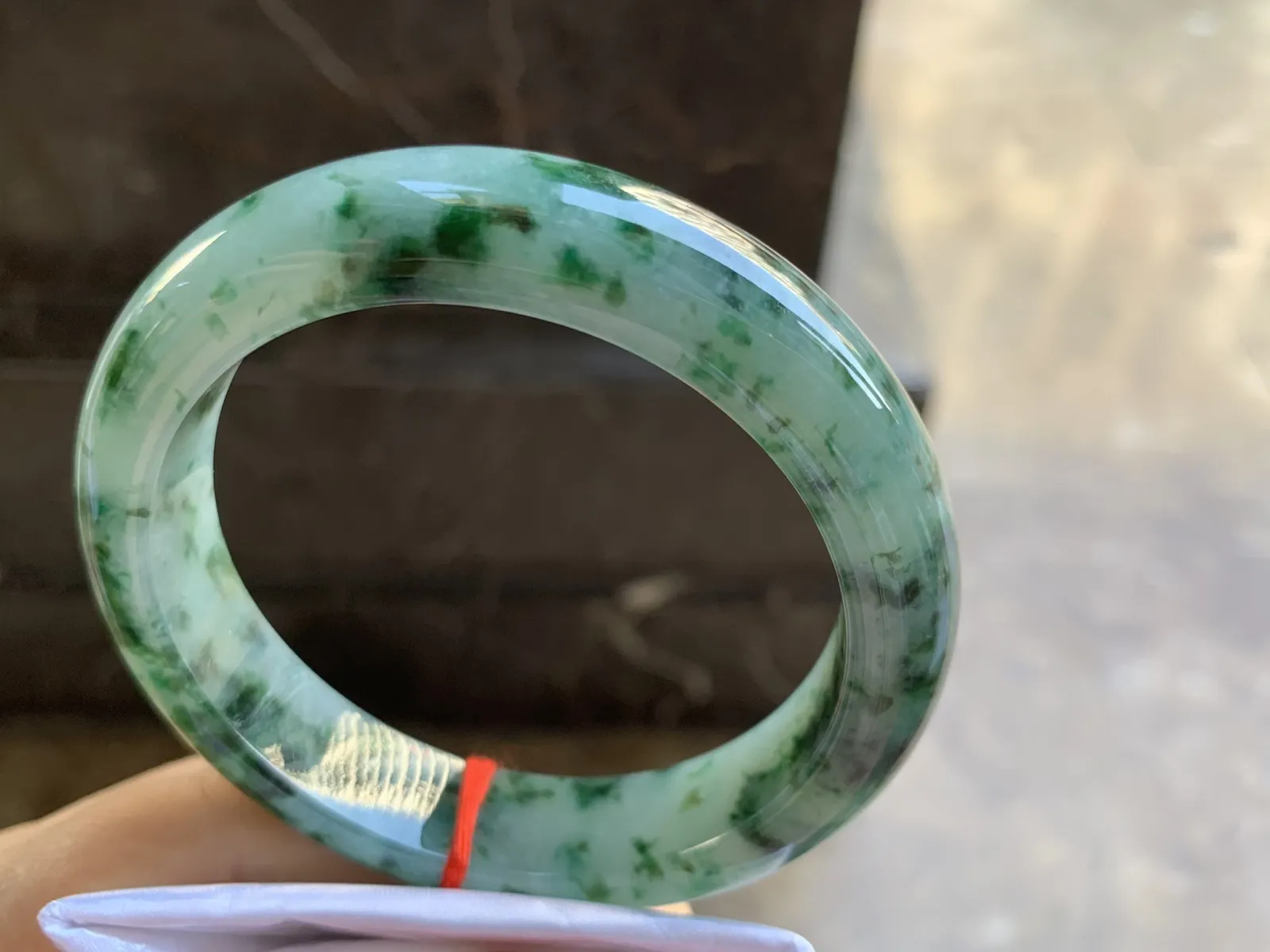 60-14.2-9.5mm
飘花大圈口手镯 底子细腻 花色浓郁 宽版大圈口