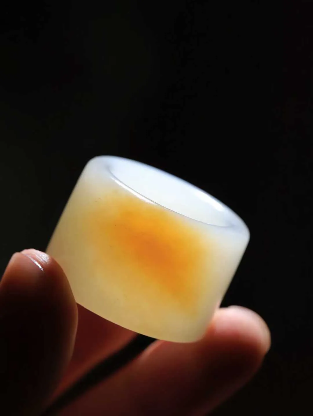 【古韵·扳指】

精品和田玉糖白玉扳指，玉质温润，油润感十足， 整器古韵生辉。优雅高贵。运筹帷幄于掌中，决胜于千里之外。重31.6克 内径圈口21.8mm 尺寸23-5.8mm   FDL-361102542