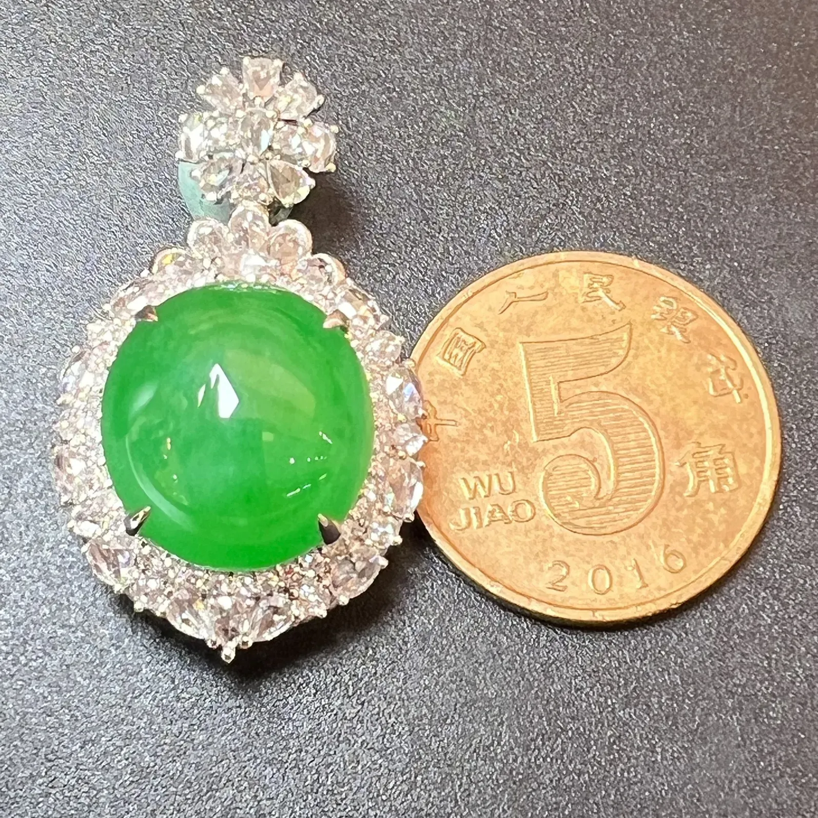 满绿蛋坠种色俱佳，饱满，整体尺寸31*18.8*14.3 裸石尺寸14.1*13.1*6.5