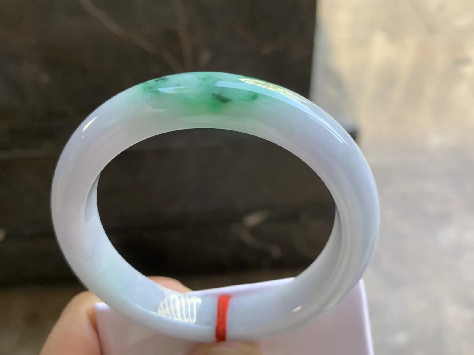 56.5-12-9mm
白底青手镯 底子细腻 颜色漂亮