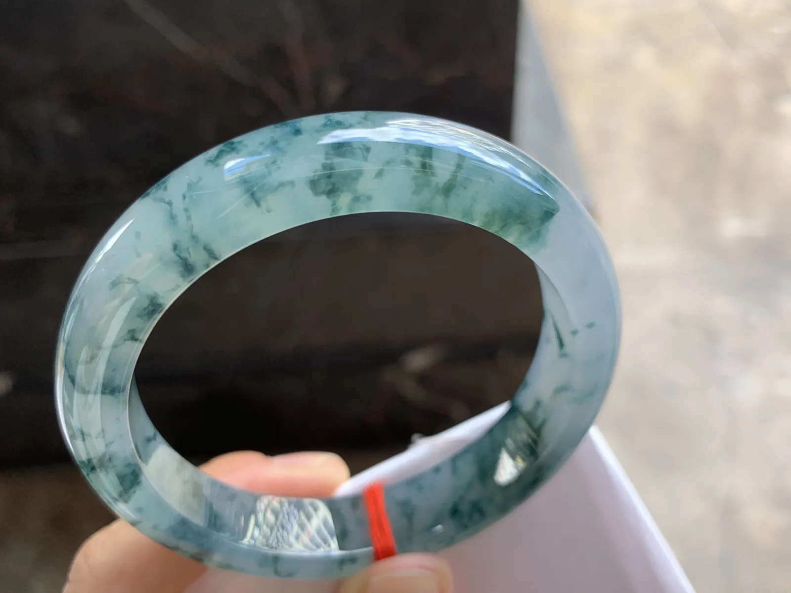 57.5-13.2-8.8mm
冰种飘花手镯 水润光泽 花色漂亮