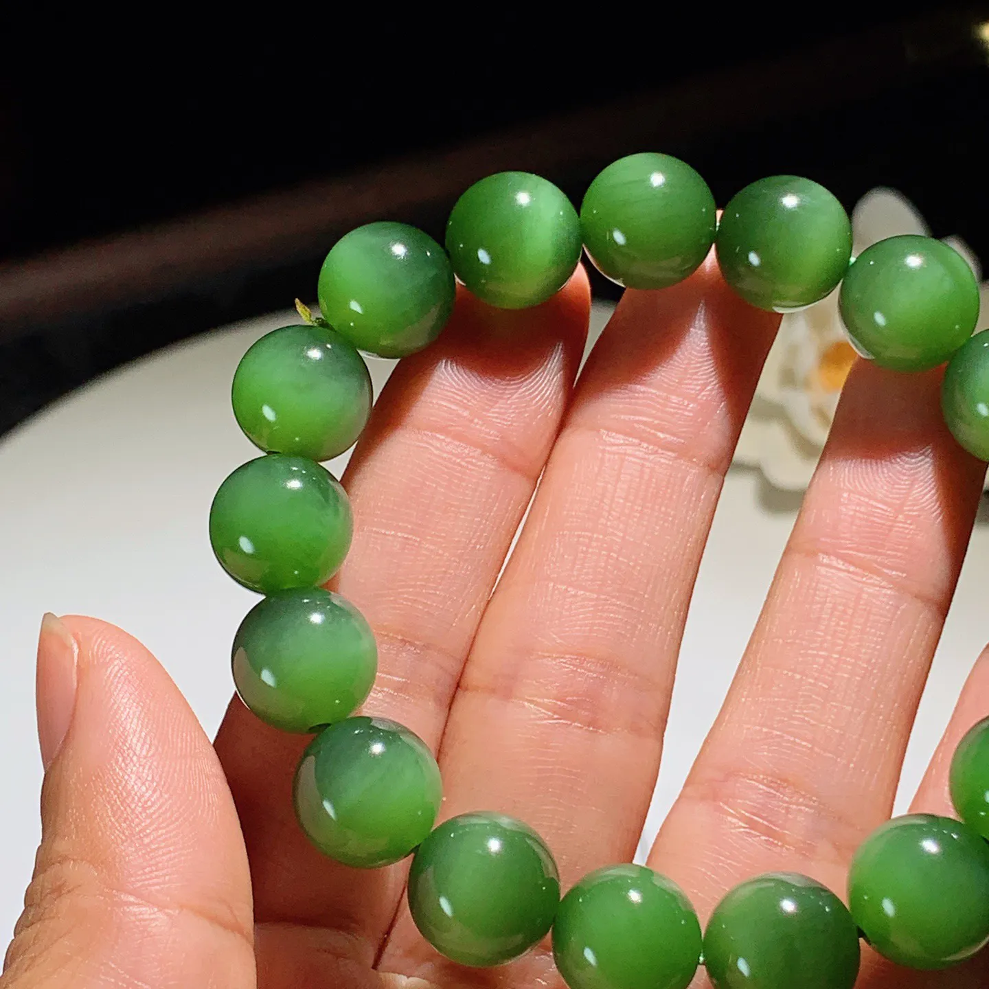 和田玉菠菜绿猫眼俄罗斯碧玉手串。单颗尺寸12！玉质细腻油润。手推出油。佩戴高端典雅。lt251203