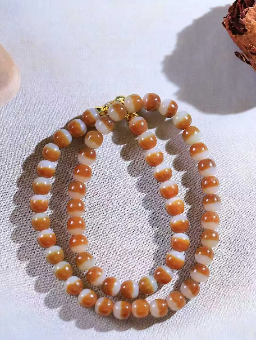 （老型珠.项链）

精品和田玉糖白玉老型珠项链 玉质温润细腻 佩戴舒适。间关莺语花底滑，一生美好时