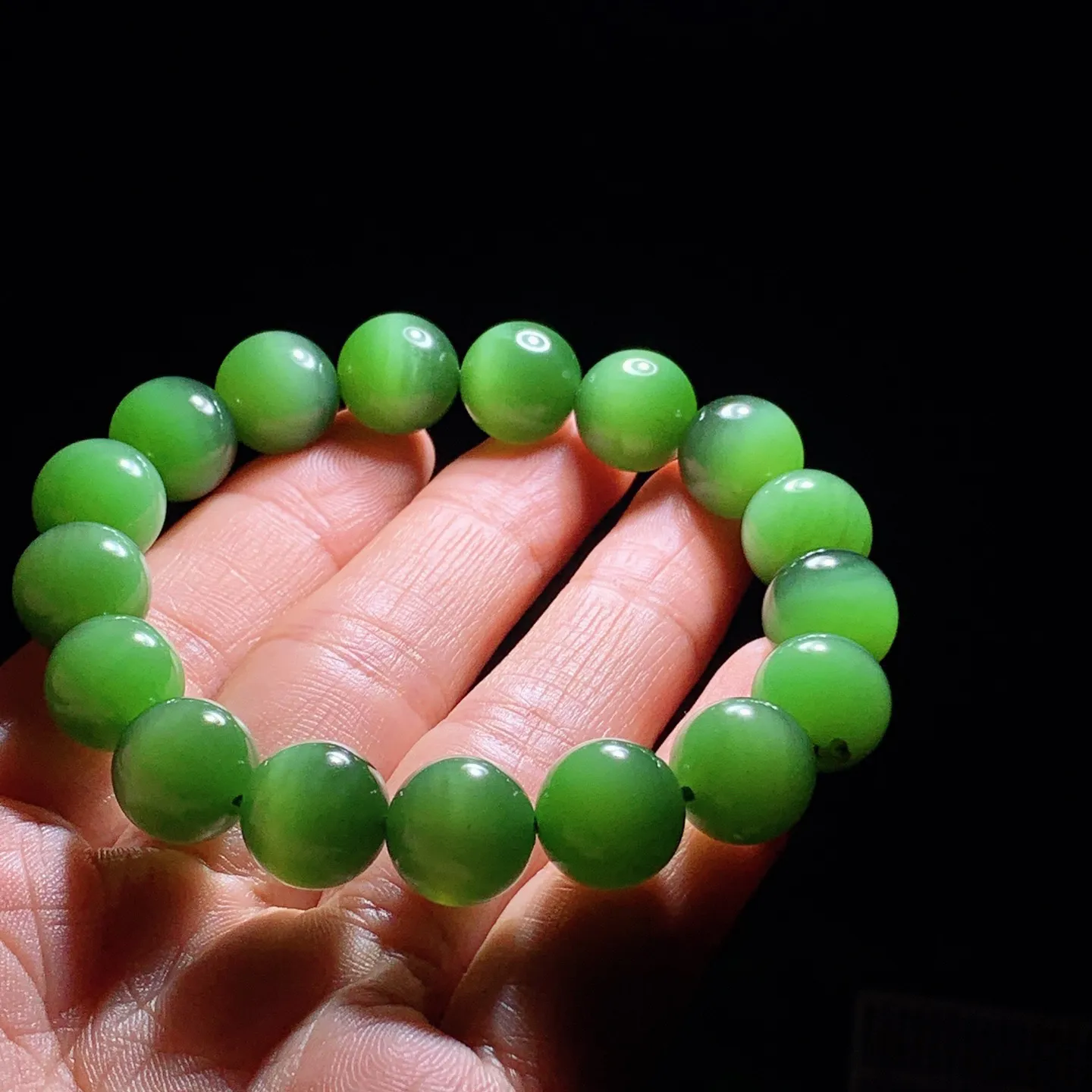 和田玉菠菜绿猫眼俄罗斯碧玉手串。单颗尺寸12！玉质细腻油润。手推出油。佩戴高端典雅。lt251203