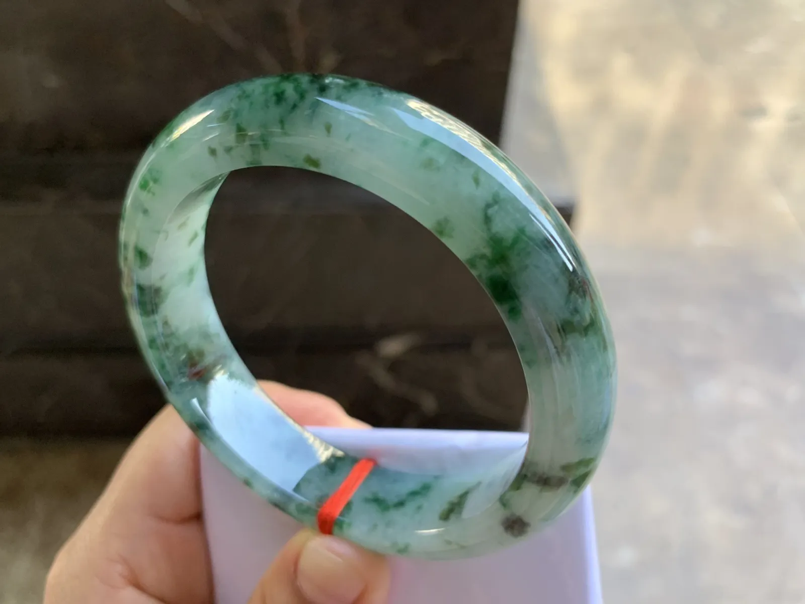 60-14.2-9.5mm
飘花大圈口手镯 底子细腻 花色浓郁 宽版大圈口