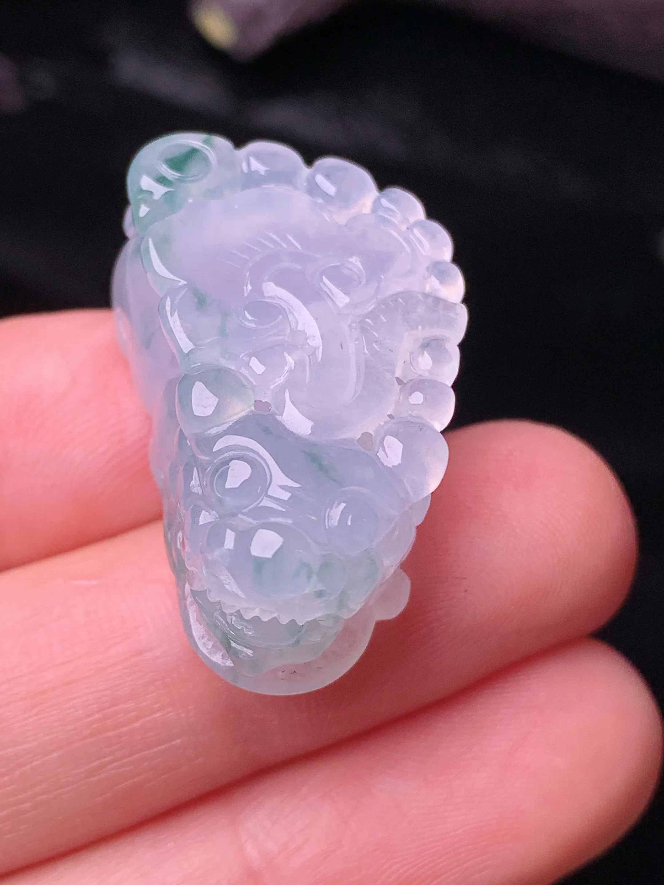 冰种飘绿貔貅吊坠 玉质细腻 色泽清新艳丽 整体尺寸29.5*16.5*11.3