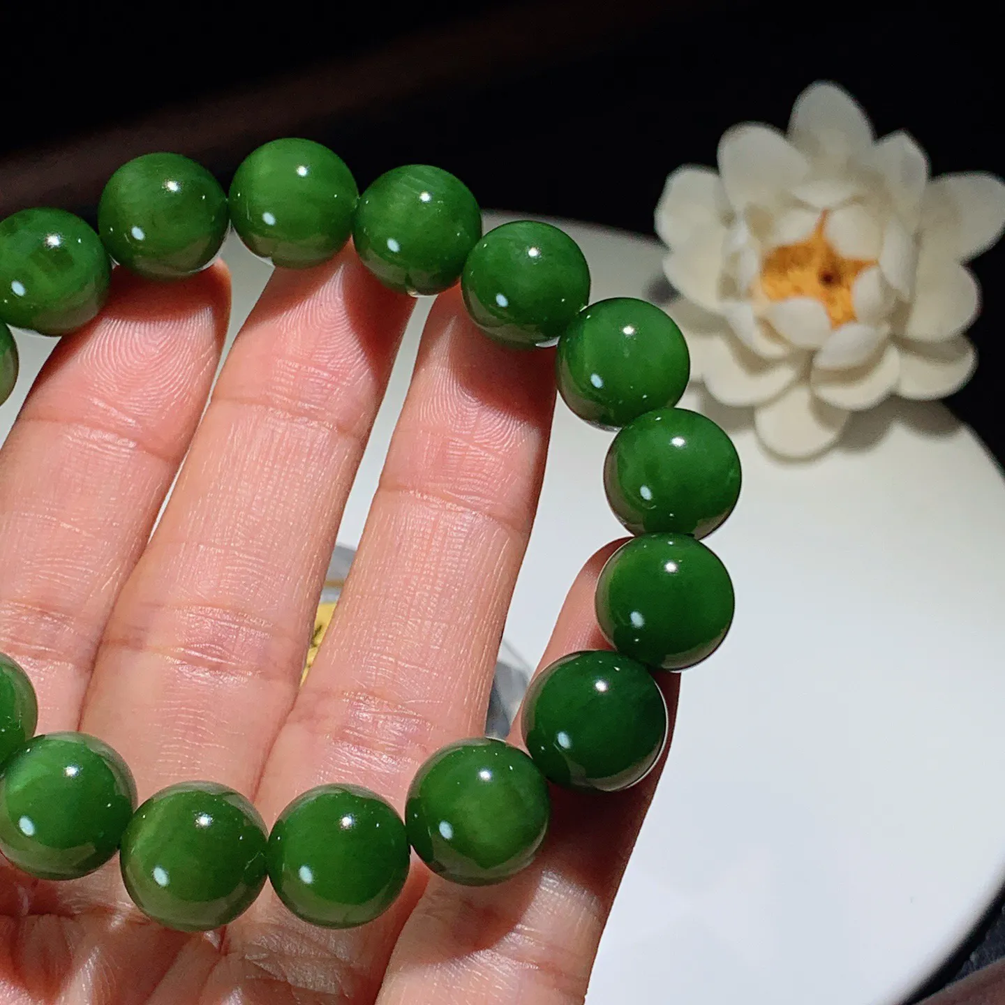 和田玉菠菜绿猫眼俄罗斯碧玉手串。单颗尺寸12！玉质细腻油润。手推出油。佩戴高端典雅。lt251203