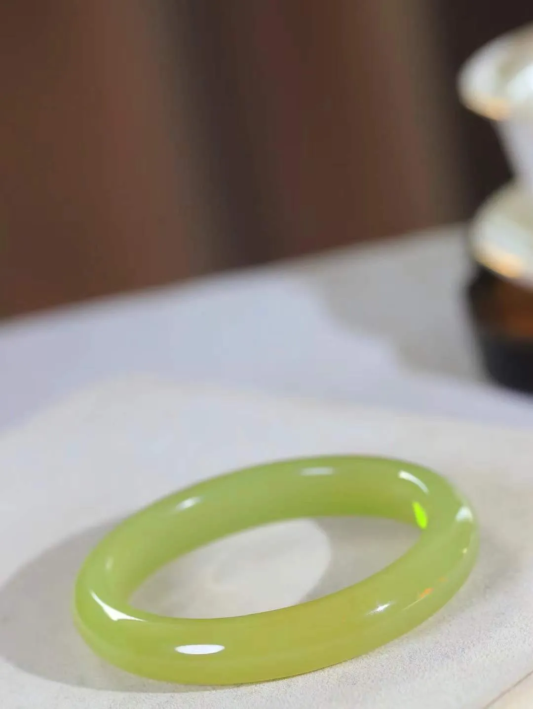 【诗情画意.手镯】

精品和田玉黄口手镯   细腻油脂,手感润滑。意韵飘渺，温雅细腻，工艺精湛，