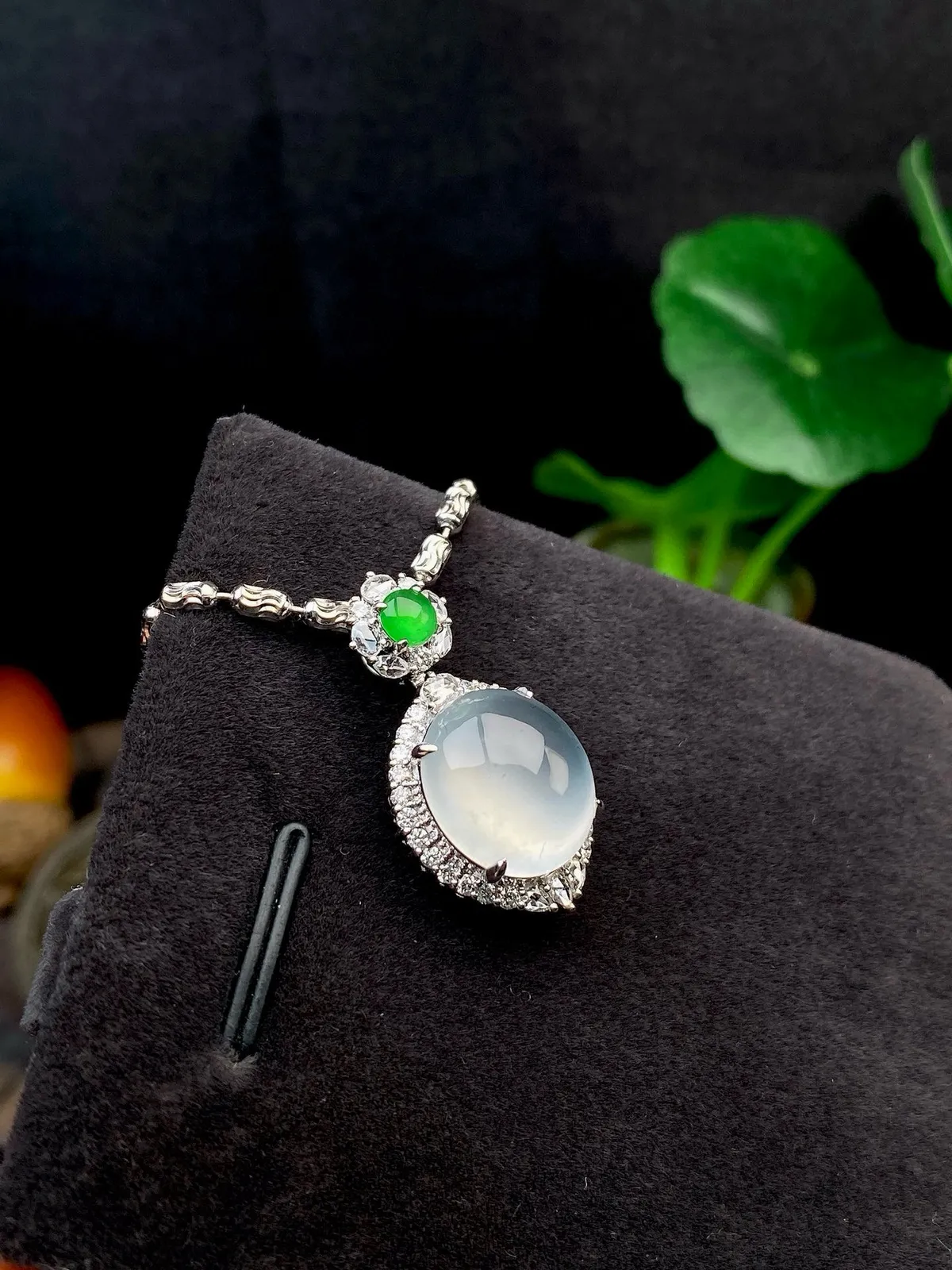 【冰种蛋面吊坠】种地上乘，冰感十足，通透起光，饱满圆润，18k金钻镶嵌，裸石尺寸12.2*11.2*5.8毫米。