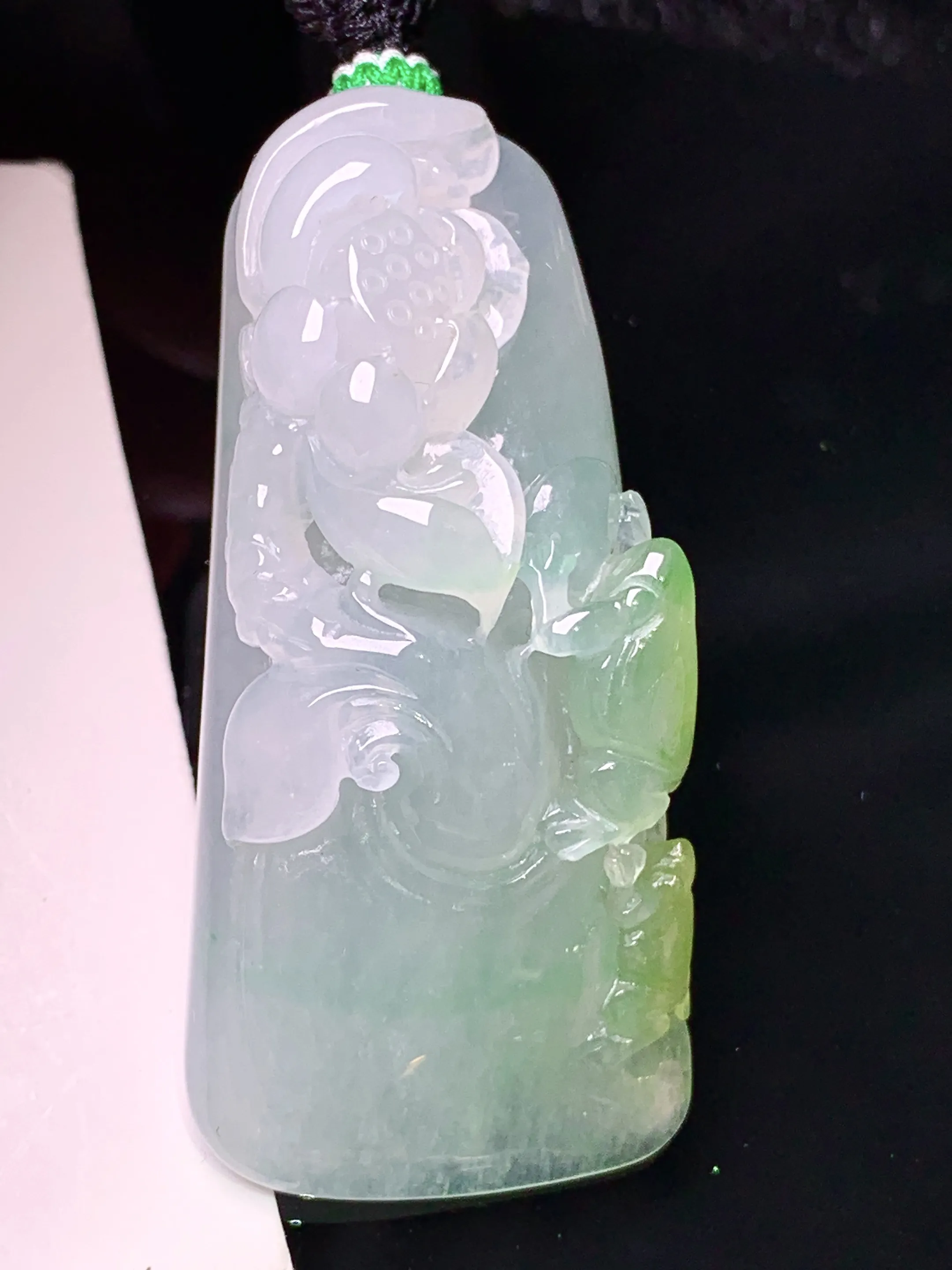 飘黄花开富贵吊坠 玉质细腻 色泽清新艳丽 整体尺寸52.5*24.5*15