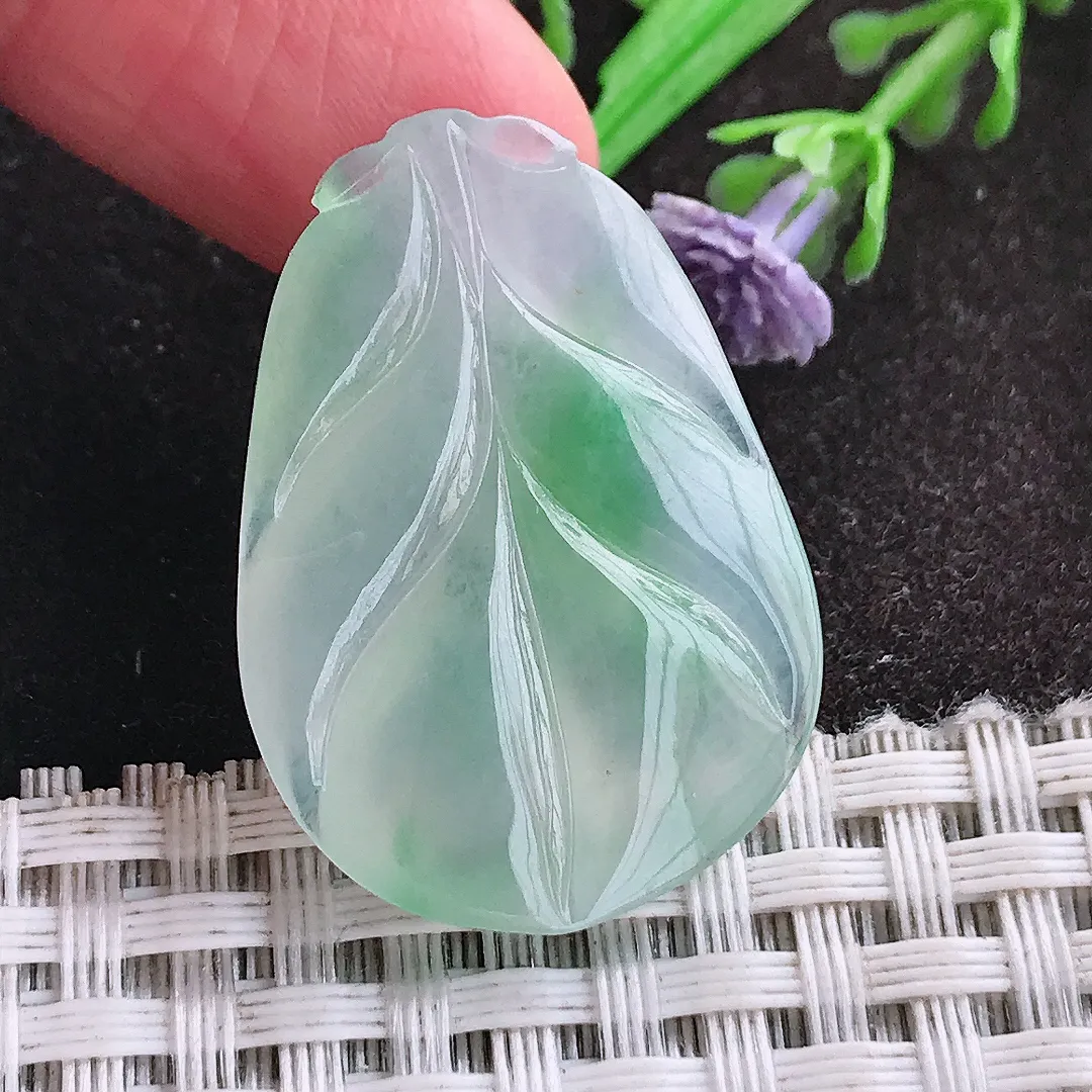 天然A货翡翠32.8/23/6.5老坑冰种飘阳绿叶子吊坠翡翠玉挂件