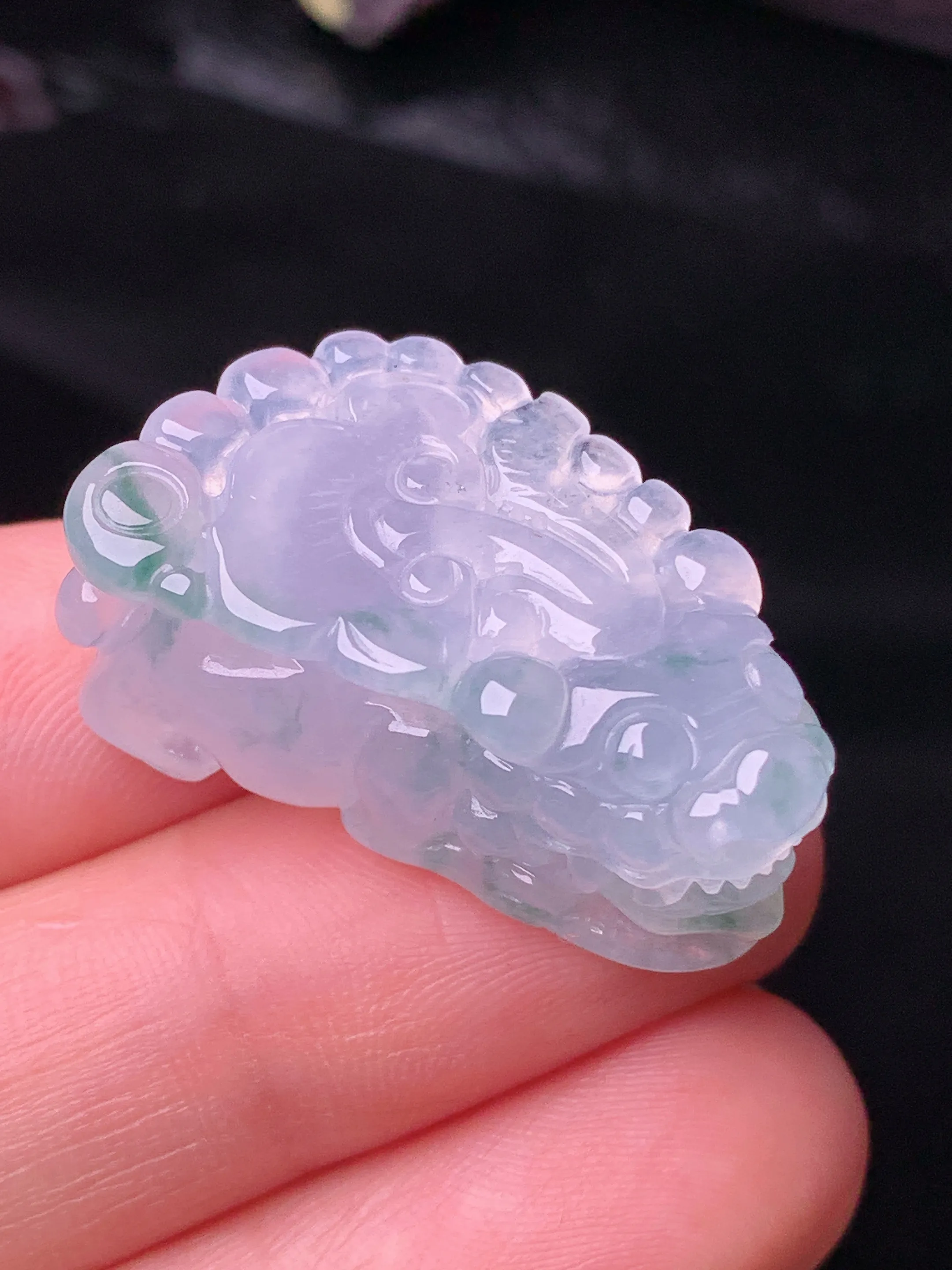 冰种飘绿貔貅吊坠 玉质细腻 色泽清新艳丽 整体尺寸29.5*16.5*11.3