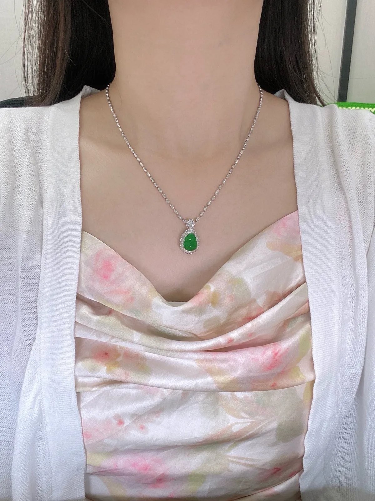 【冰种满绿葫芦】吊坠、戒指两用款质地细腻，冰润起光，胶感强烈，冰感明显，18K金钻精美镶嵌，裸石尺寸11.6*9.1*3.1毫米