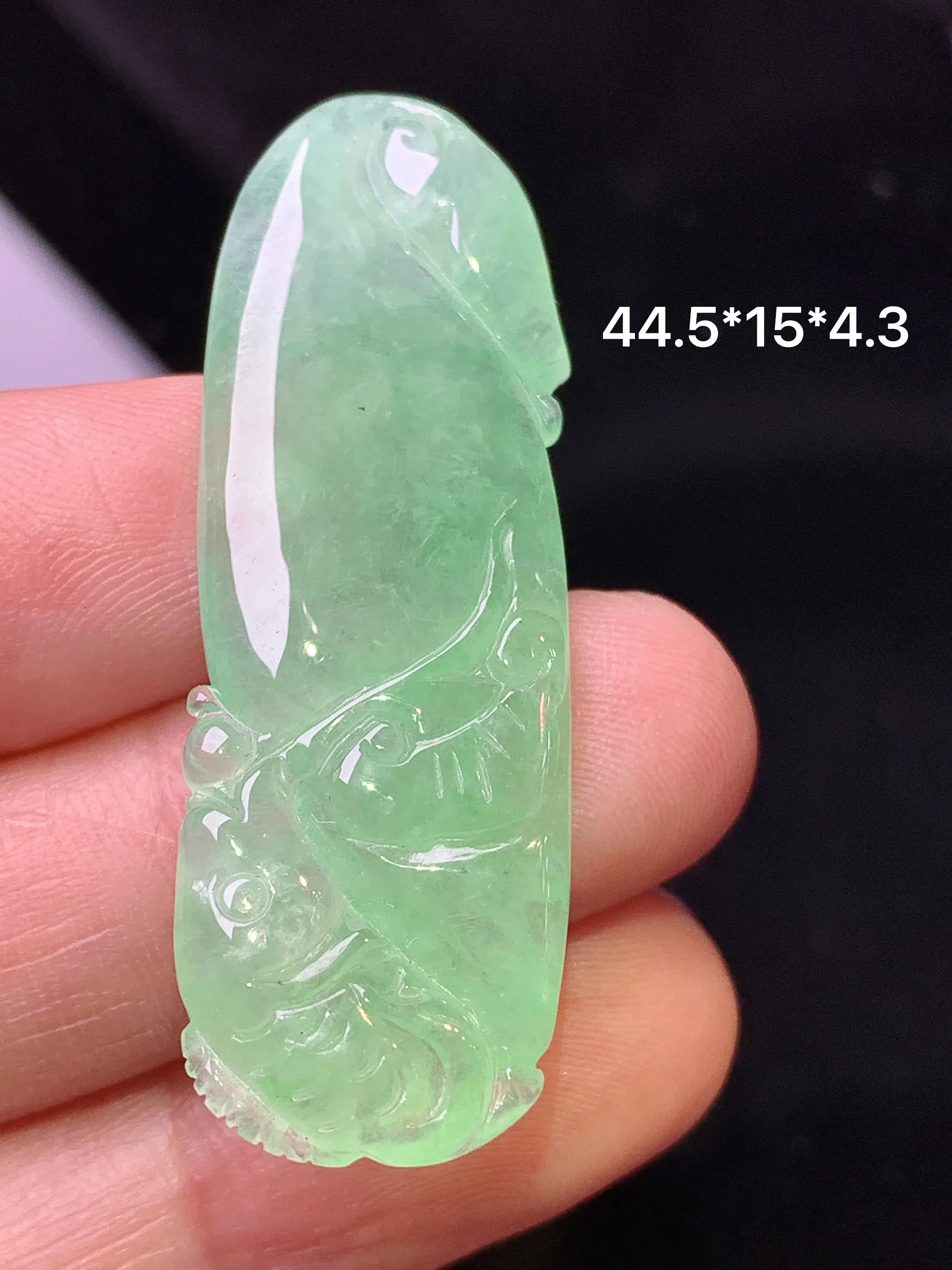 翠绿冰种吊坠 玉质细腻 色泽清新艳丽 整体尺寸44.5*15*4.3