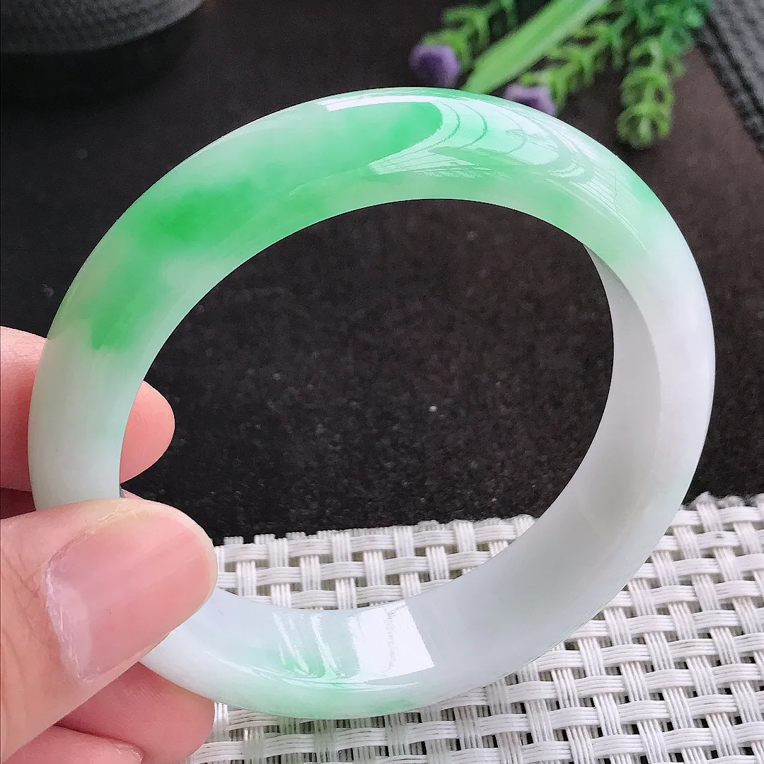 天然A货翡翠57/14.2/8.5老坑冰润起胶白底青飘阳绿手镯宽边玉手镯