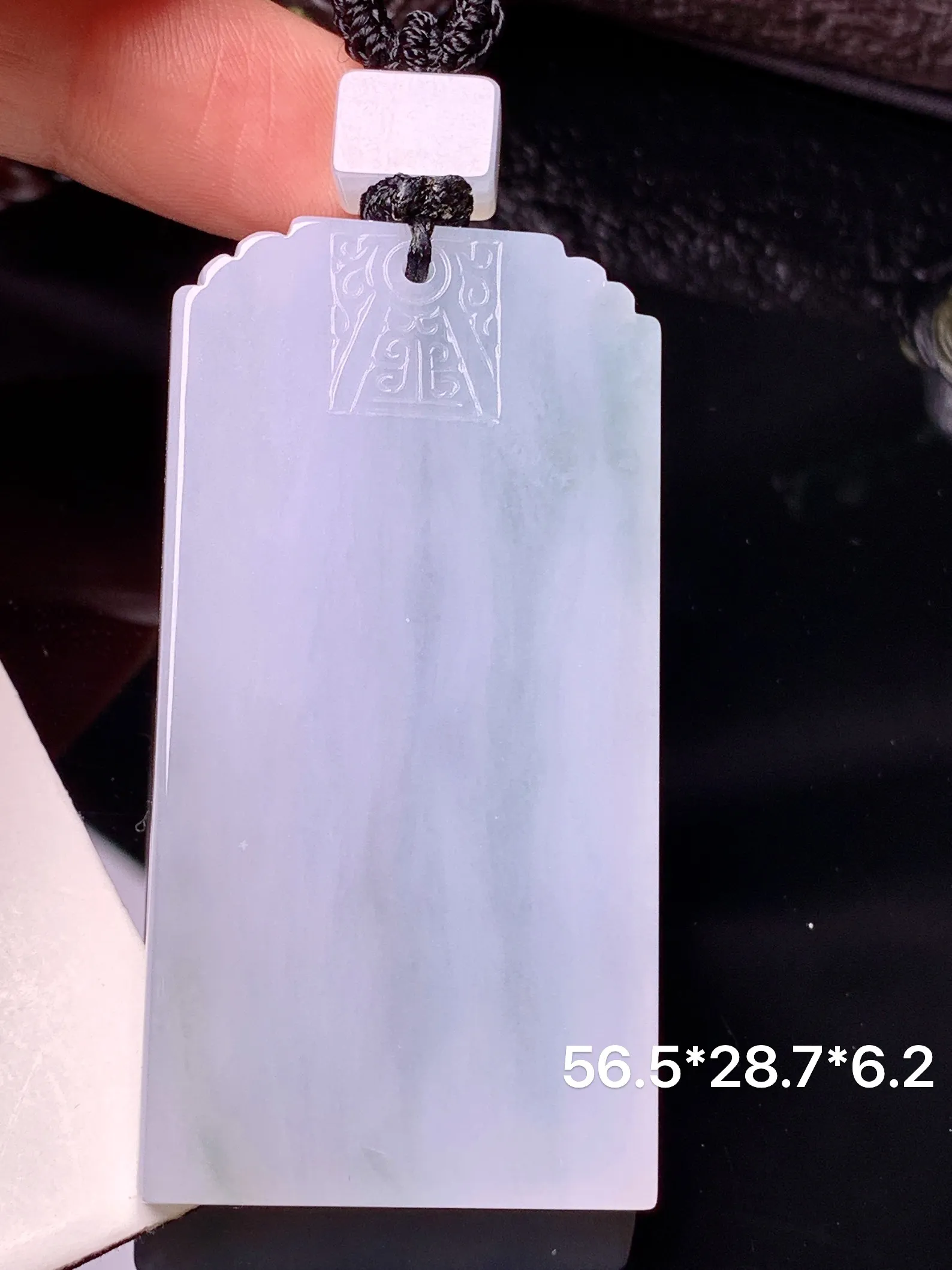 雕花无事牌吊坠 玉质细腻 色泽清新艳丽 整体尺寸56.5*27*6.2