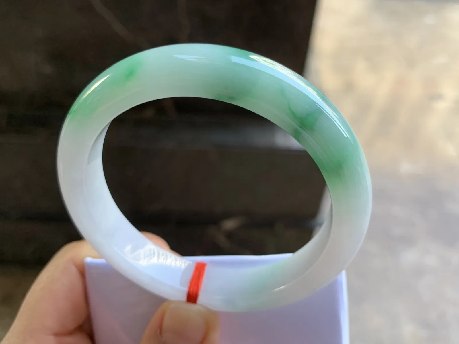 57-11.7-8.7mm
白底青手镯 底子细腻 颜色漂亮