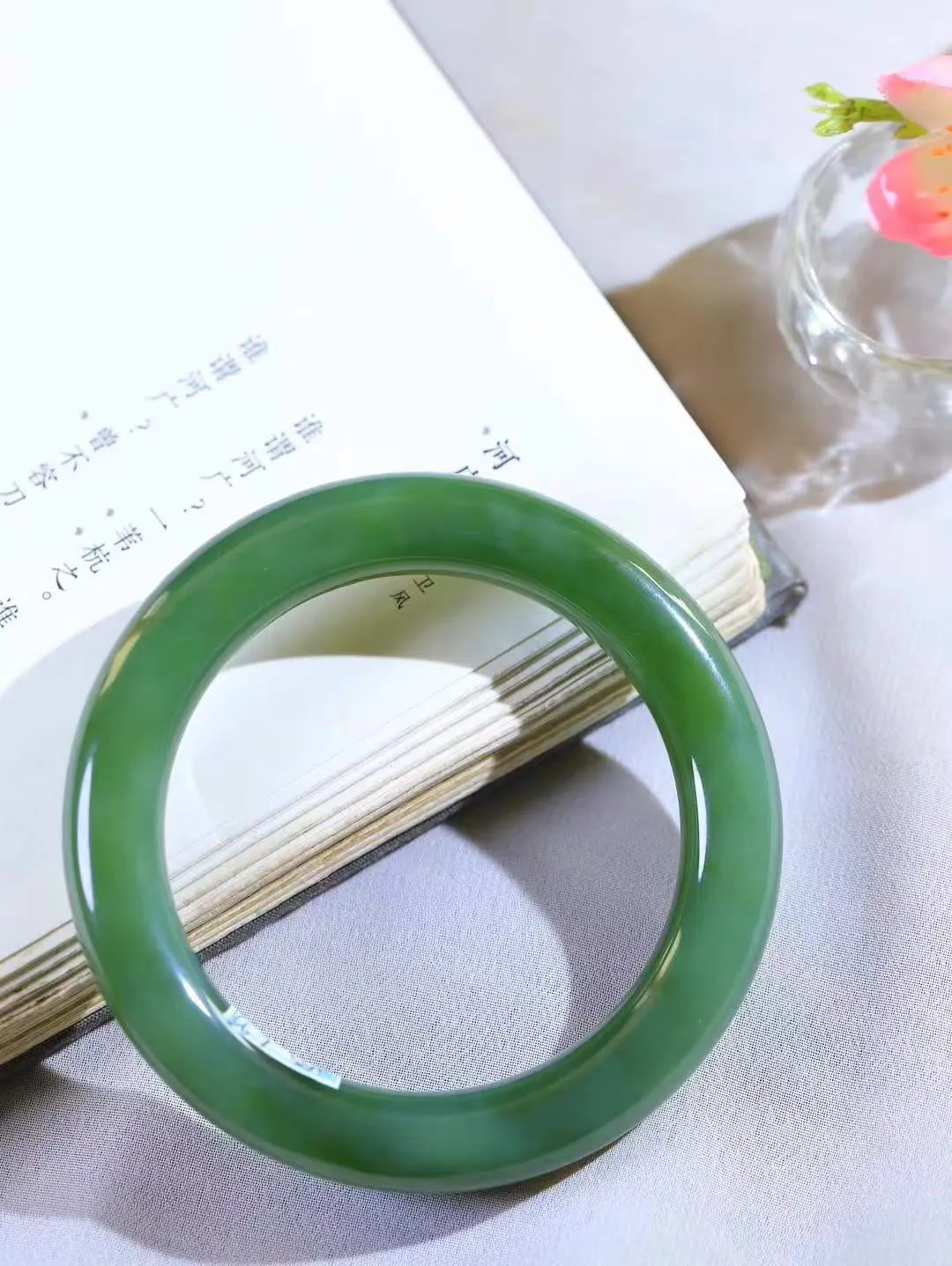 【悠悠芳华.镯】

精品和田玉碧玉手镯 玉质温润 青葱岁月，尽收腕中，婉转流畅，凝岁月悠长。盈一眸恬淡，挽一抹绿意。重67克 内径58mm尺寸11-11.8mm   86120355A