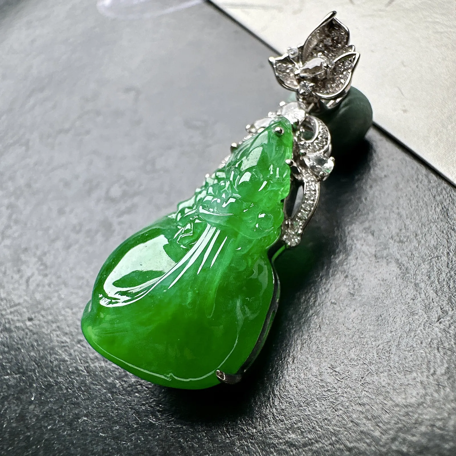 【冰种满绿龙吊坠】冰感十足，通透闪亮，种老细腻，晶莹透亮，品质很高。雕工也很精美，18K金钻精美镶嵌，裸石尺寸26.9*16*11毫米