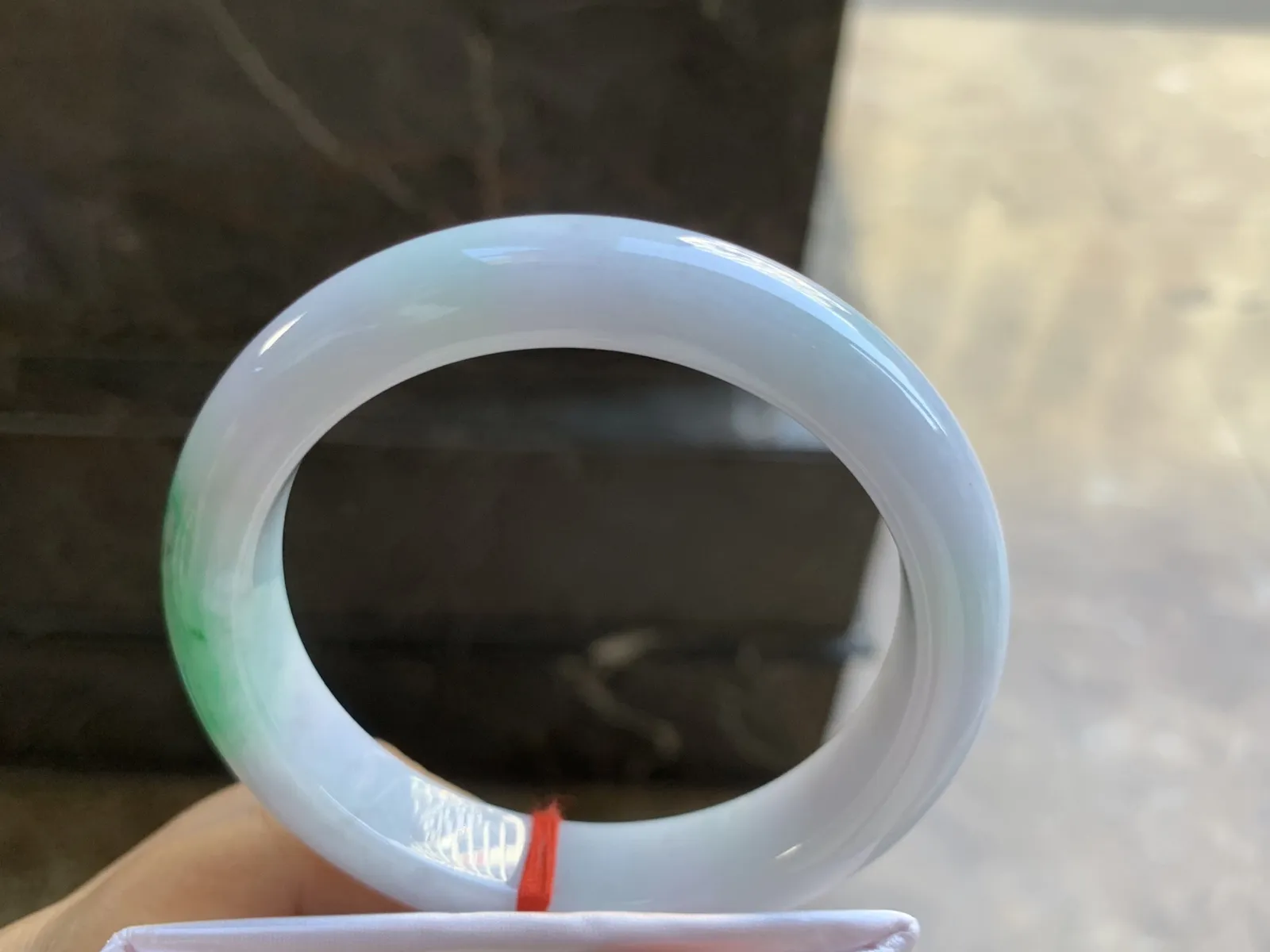 56.5-12-9mm
白底青手镯 底子细腻 颜色漂亮