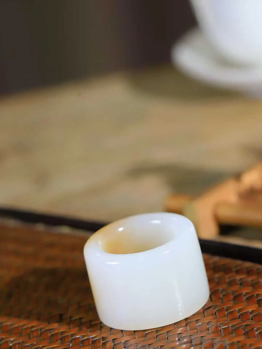 【古韵·扳指】

精品和田玉糖白玉扳指，玉质温润，油润感十足， 整器古韵生辉。优雅高贵。运筹帷