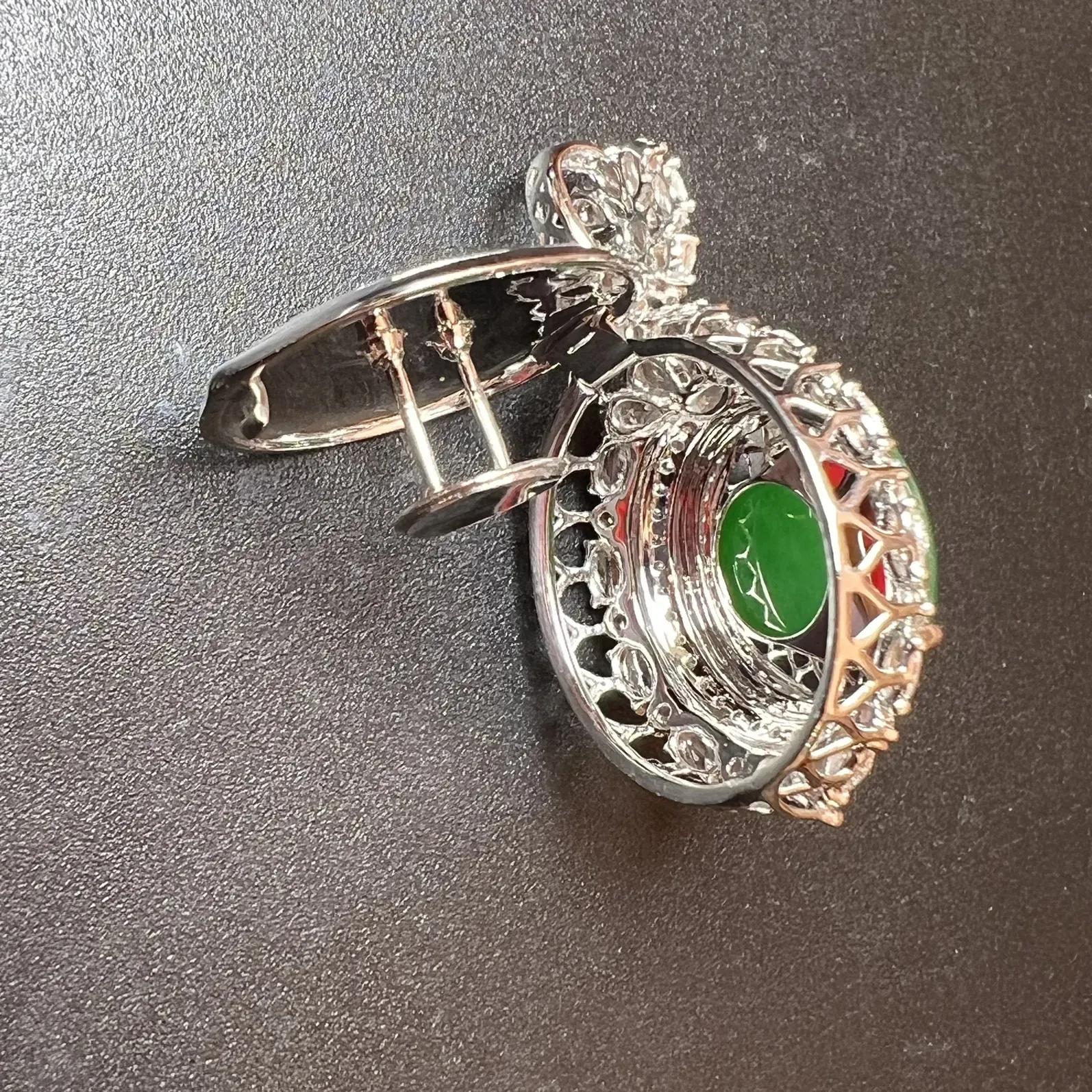 满绿蛋坠种色俱佳，饱满，整体尺寸31*18.8*14.3 裸石尺寸14.1*13.1*6.5