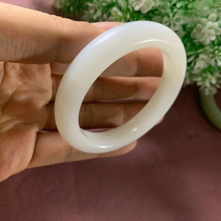 和田玉57.5圈口羊脂白手镯，玉质细腻油润 底色纯净 无裂无杂 脂粉好，品质好