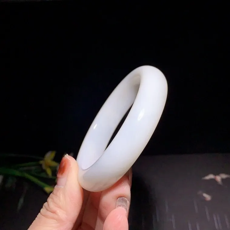 和田玉52.8圈口羊脂白手镯！玉质细腻油润 底色纯净 无裂无杂 脂粉好，品质好！