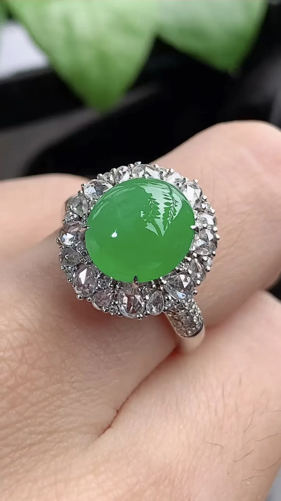 a货翡翠老坑冰种18K金伴钻镶嵌阳绿蛋面戒指 圈口17.3裸石尺寸10.2×9mm 重量5.05g 1204