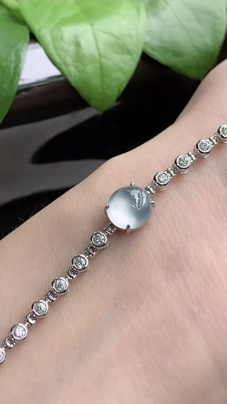 a货翡翠老坑高冰种18K金伴钻镶嵌白月光蛋面手链 尺寸8.3×7.5×5.6mm 重量9.18g 1204